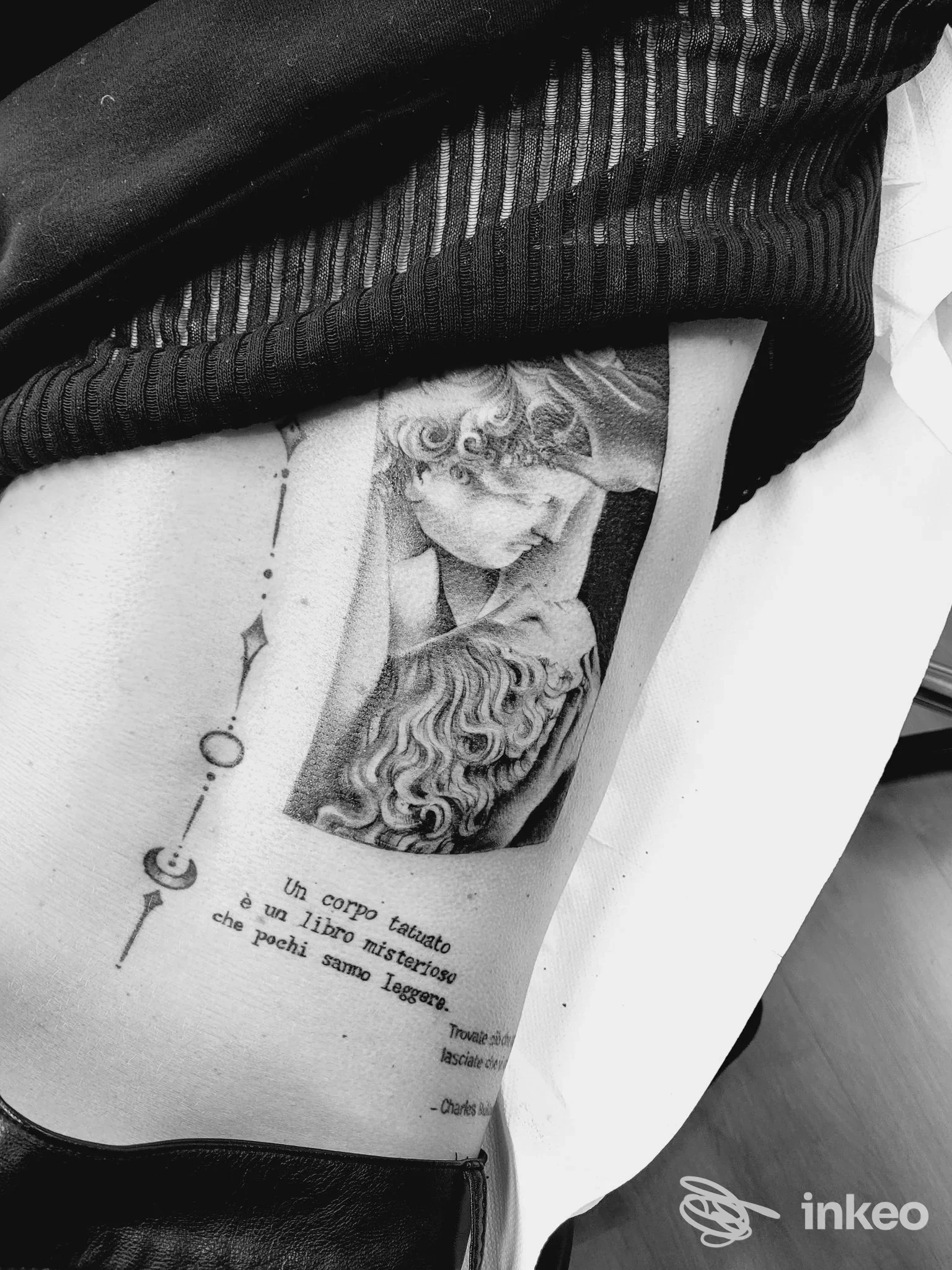 Tatuaggio in bianco e nero sul fianco con due volti realistici e testo, Simor katù tattoo shop, Castellaneta