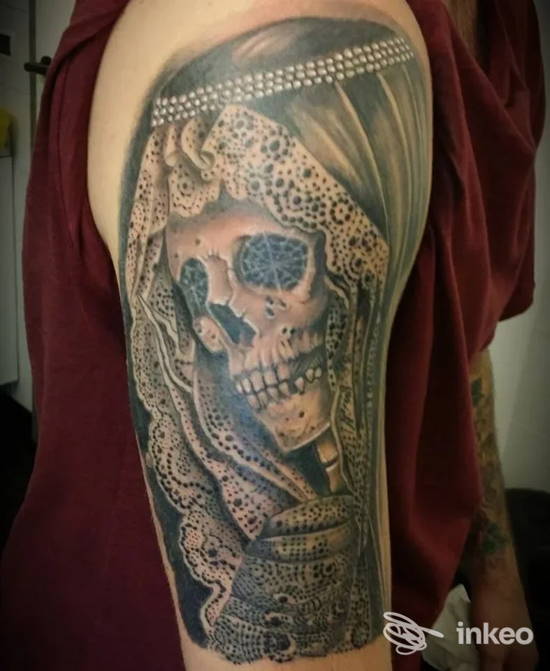Tatuaggio a tema teschio su braccio superiore, fotografia inviata da Skin Project Tattoo Studio a Bari.