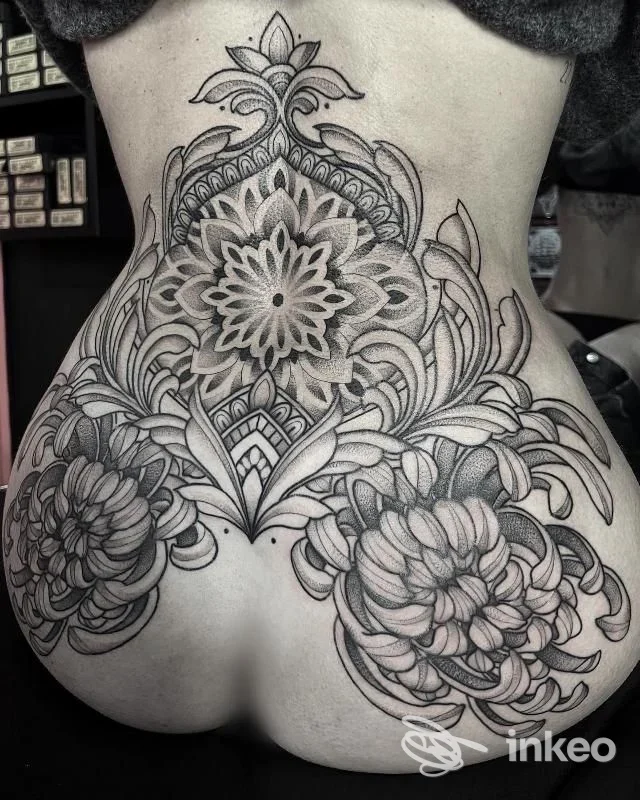 Grande tatuaggio ornamentale a mandala e fiori sulla zona lombare e i glutei, Southside Tattoo Shop, Lecce.
