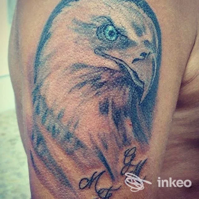 Tatuaggio a tema aquila con iniziali sull'omero, fotografato per Stefania tatuaggi a Cerignola.