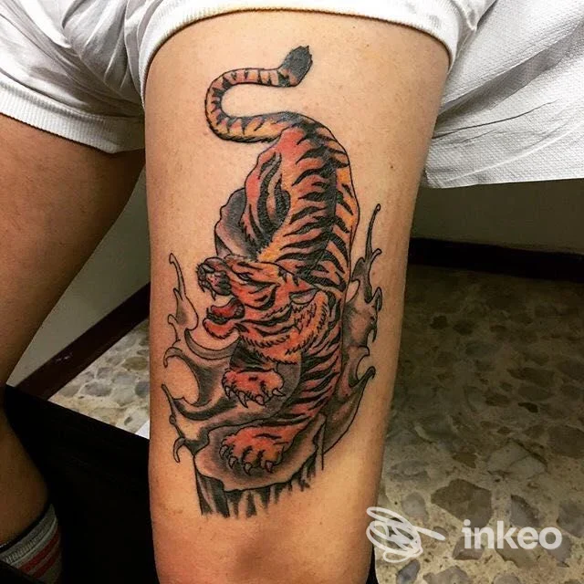 Tatuaggio di una tigre sulla coscia, foto dallo studio Stefania tatuaggi a Cerignola.