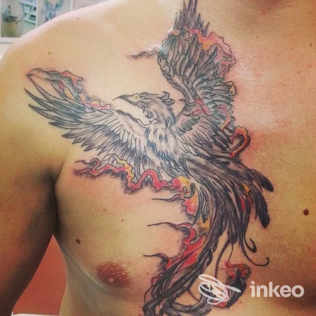 Tatuaggio a forma di uccello/fenice sul petto, lavoro visibile dello studio Stefania tatuaggi a Cerignola.