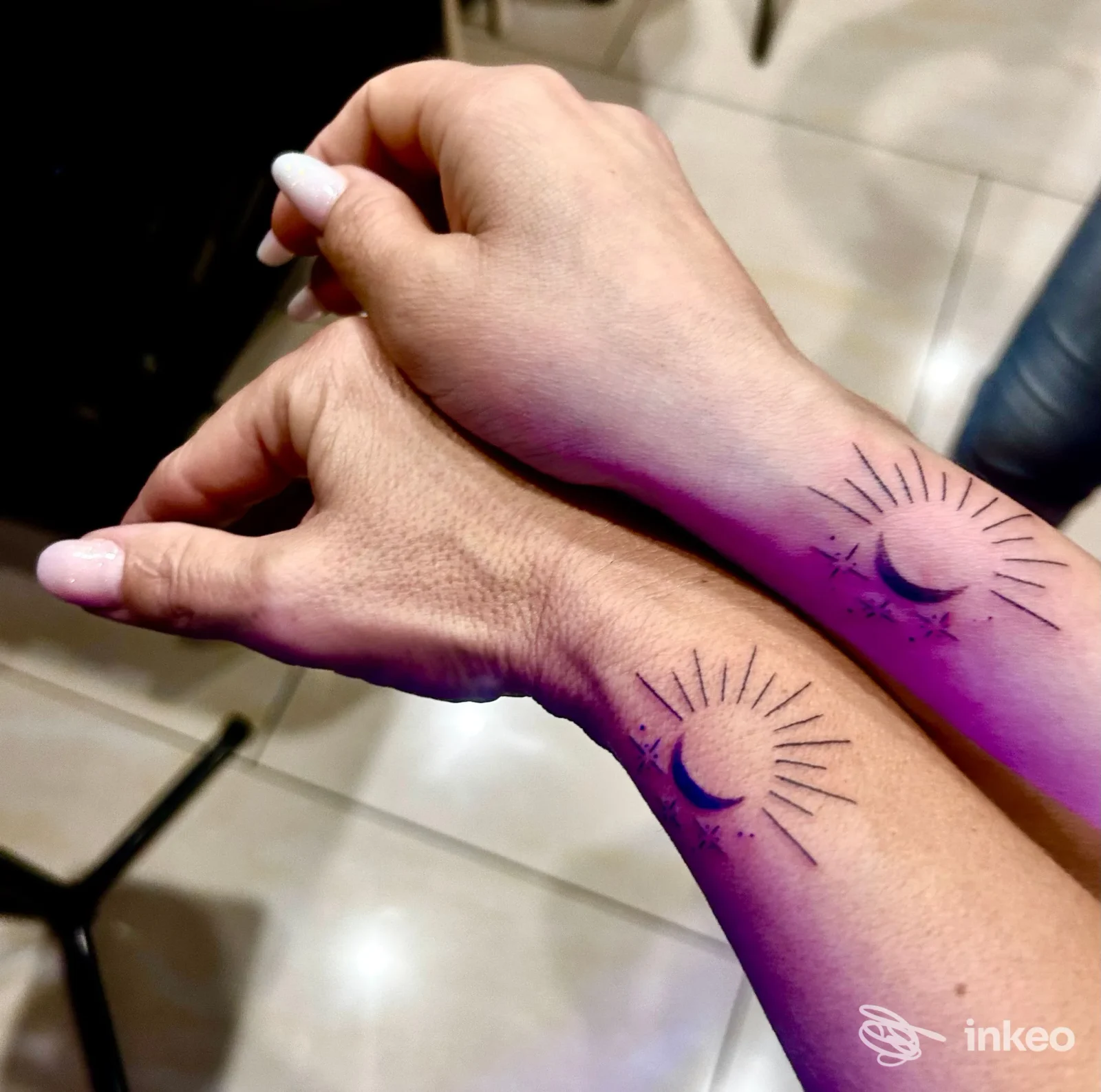 Due polsi con tatuaggi gemelli a mezzaluna e raggi, foto dallo studio SMEK Tattoo a Gallipoli.