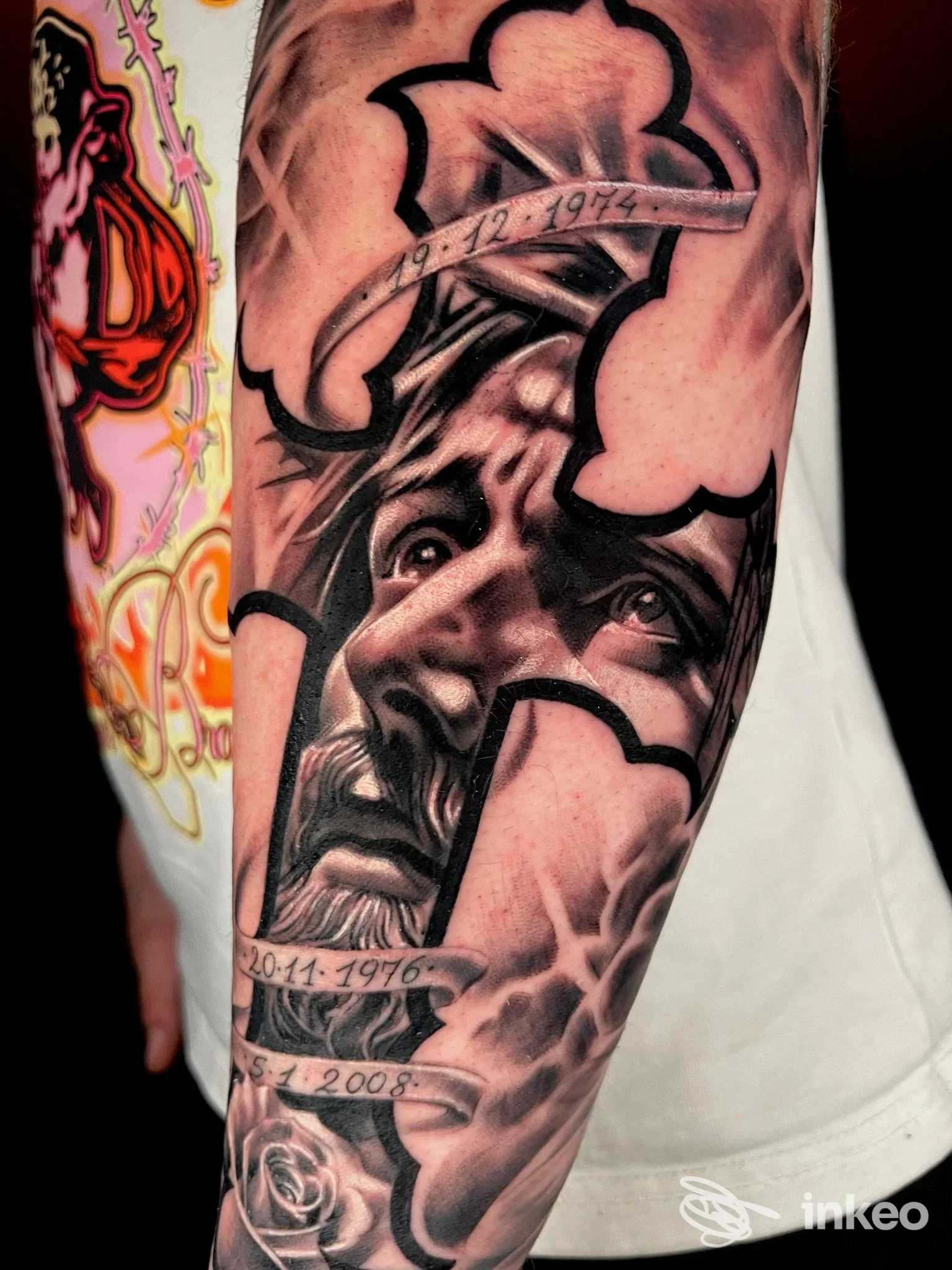 Tatuaggio realistico su avambraccio con ritratto e rosa, SMEK Tattoo a Gallipoli.