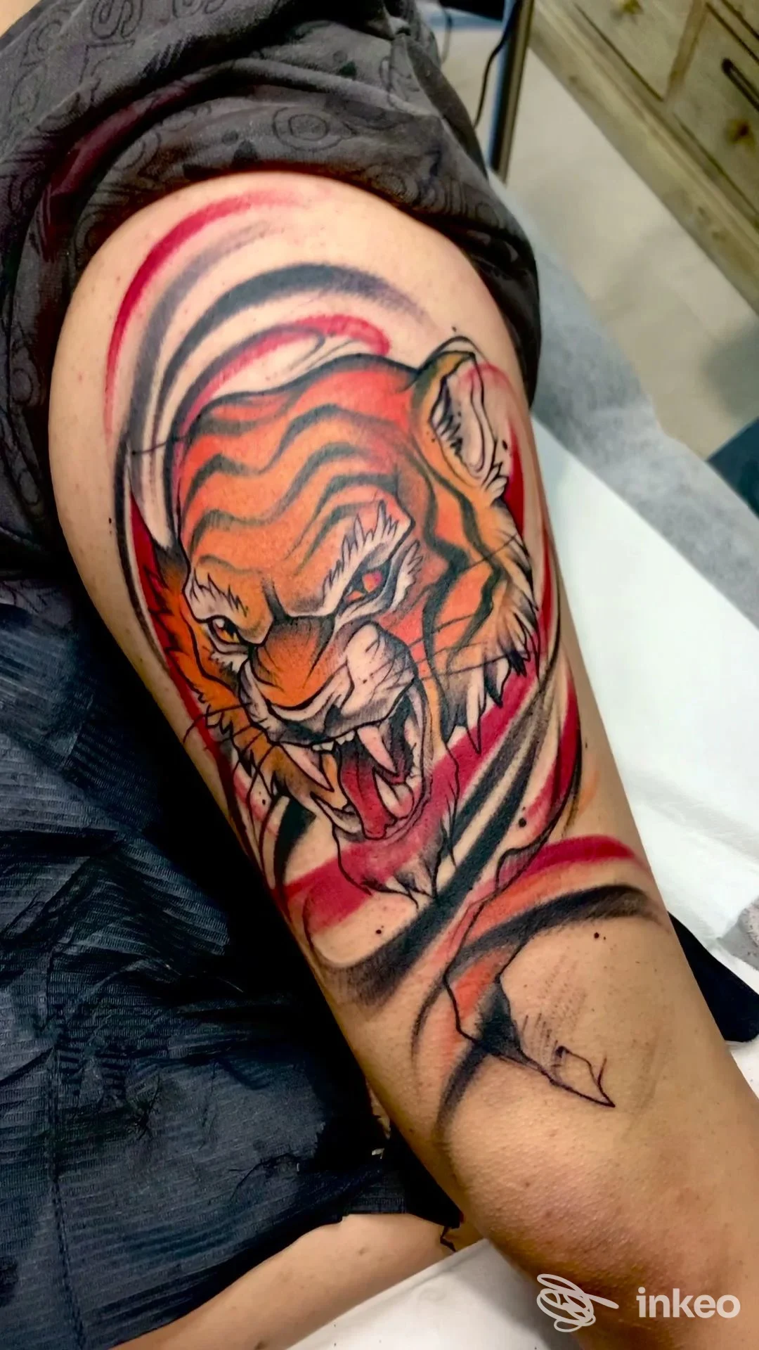 Tatuaggio colorato di una testa di tigre sul braccio, foto inviata da Smoun Tattoo a Mola di Bari.