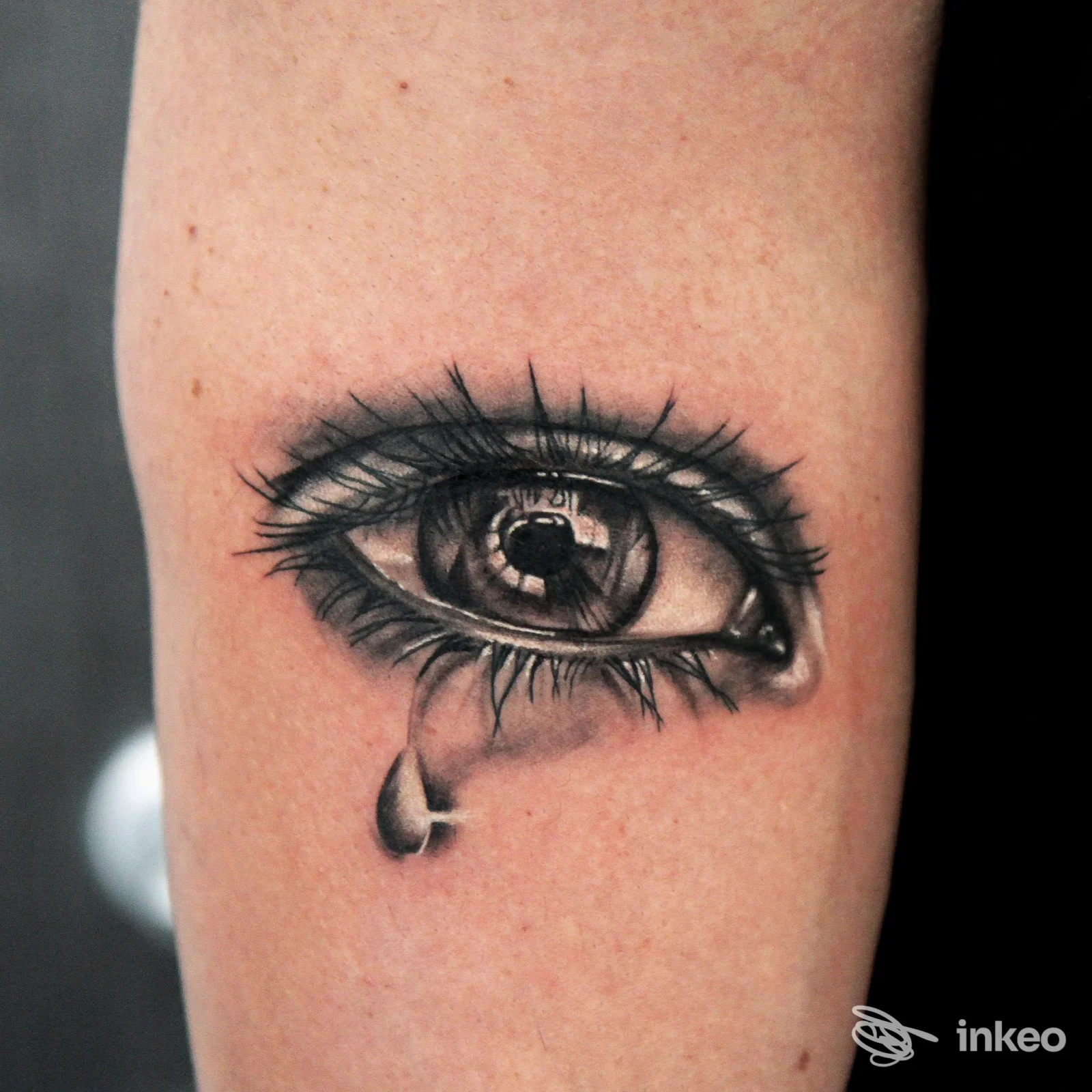 Tatuaggio realistico di un occhio che lacrima sull'avambraccio, Star Tattoo di Isa Mellone, Locorotondo.