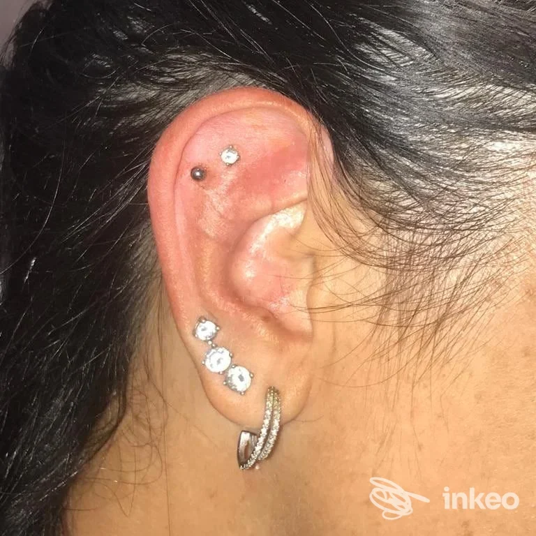 Orecchio destro con più piercing e gioielli luminosi, immagine fornita da Studio25 tattoo&piercing a Pulsano.