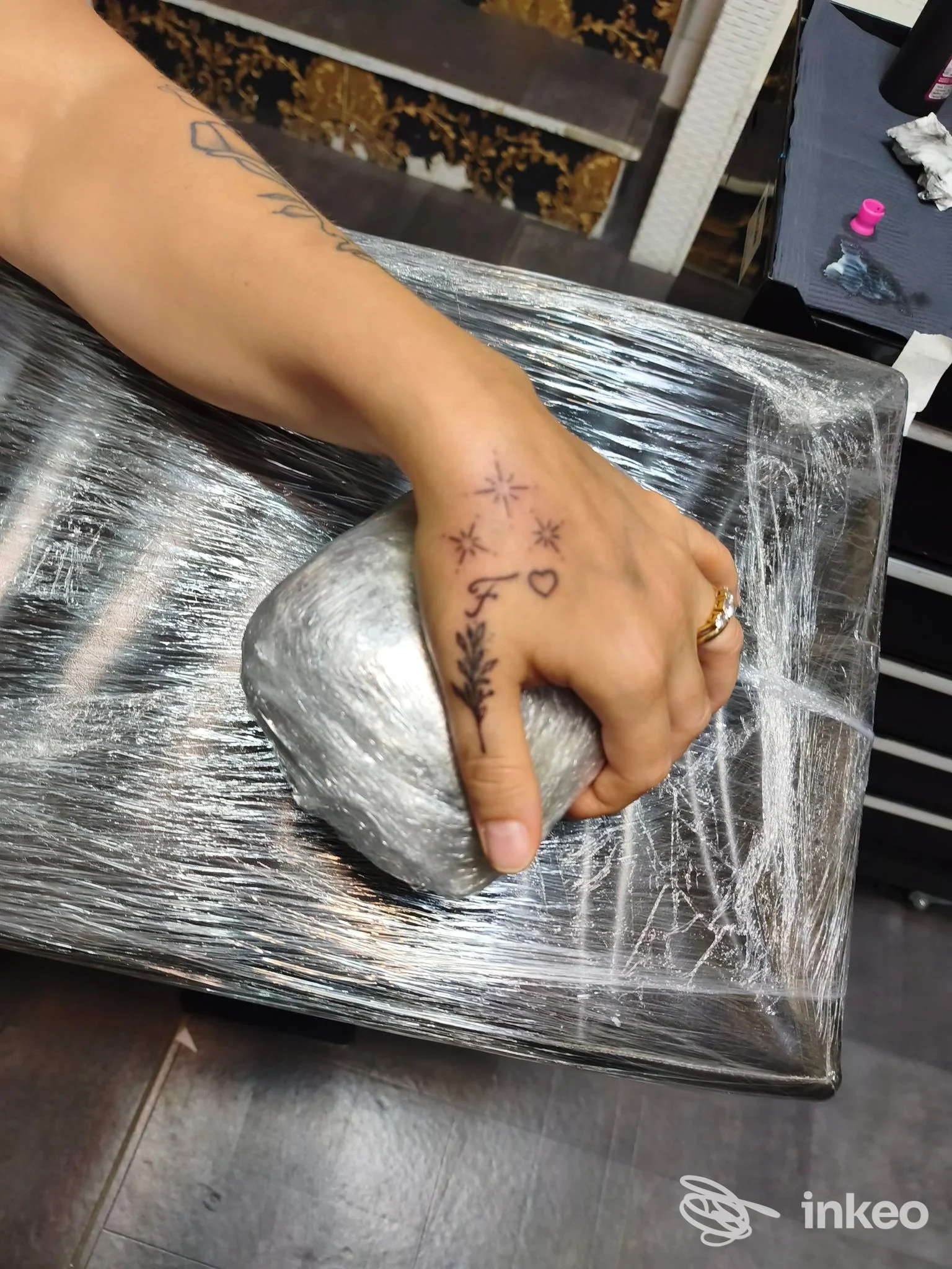 Primo piano di una mano tatuata con piccoli motivi lineari; Studio25 tattoo&piercing, Pulsano.