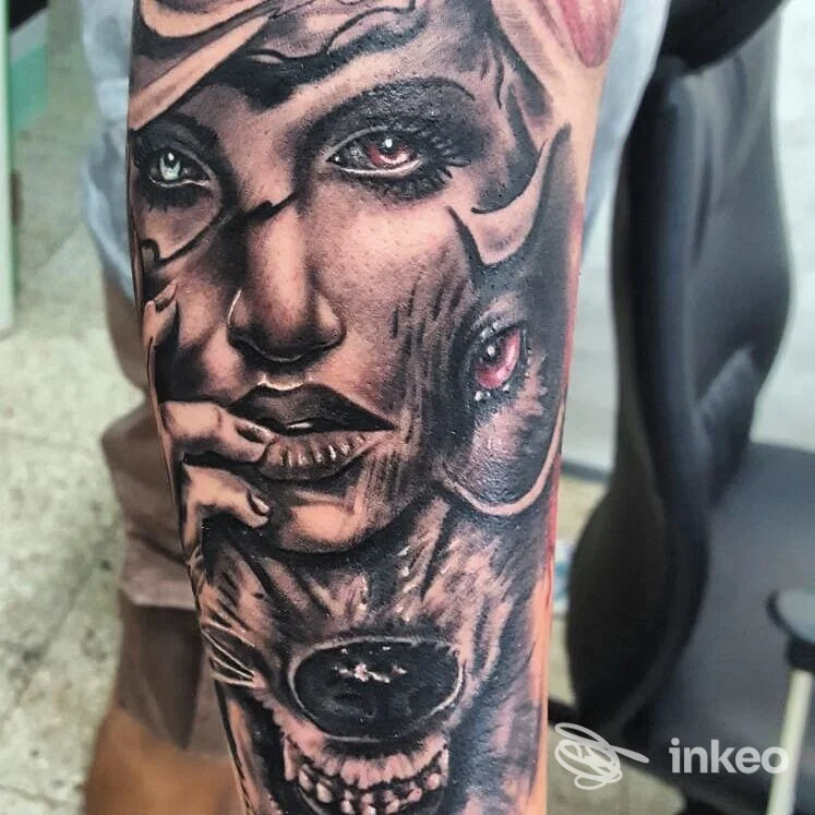 Tatuaggio realistico in bianco e nero su avambraccio con volto femminile e testa di lupo, immagine da Sublime Tattoo, Taurisano.