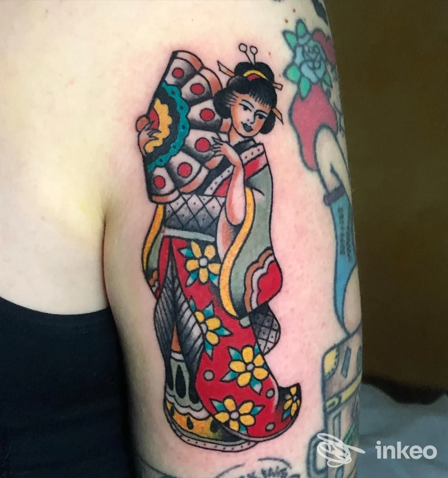 Tatuaggio colorato a tema giapponese sul braccio superiore, foto fornita da T&B Tattoo Shop di Max Santoro a Brindisi.