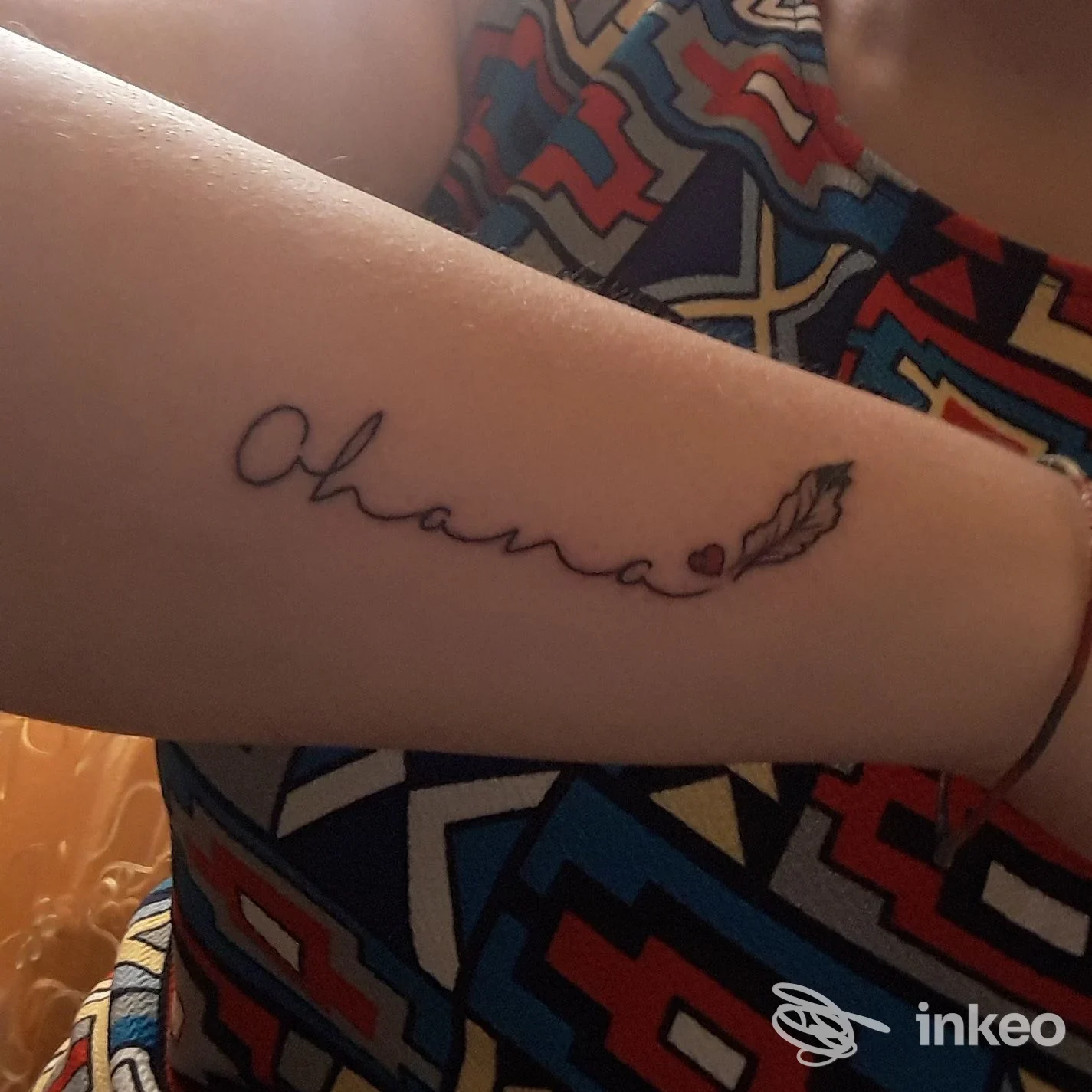 Tatuaggio "Ohana" con cuore e piuma sull'avambraccio, foto inviata dallo studio Tattoo Tankhamon di Torchiarolo.