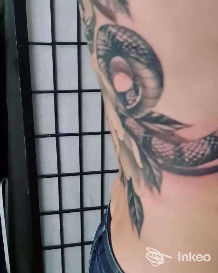 Tatuaggio a tema serpente in nero/grigio sul fianco, foto inviata per Skin Art Tattoo, Lecce.