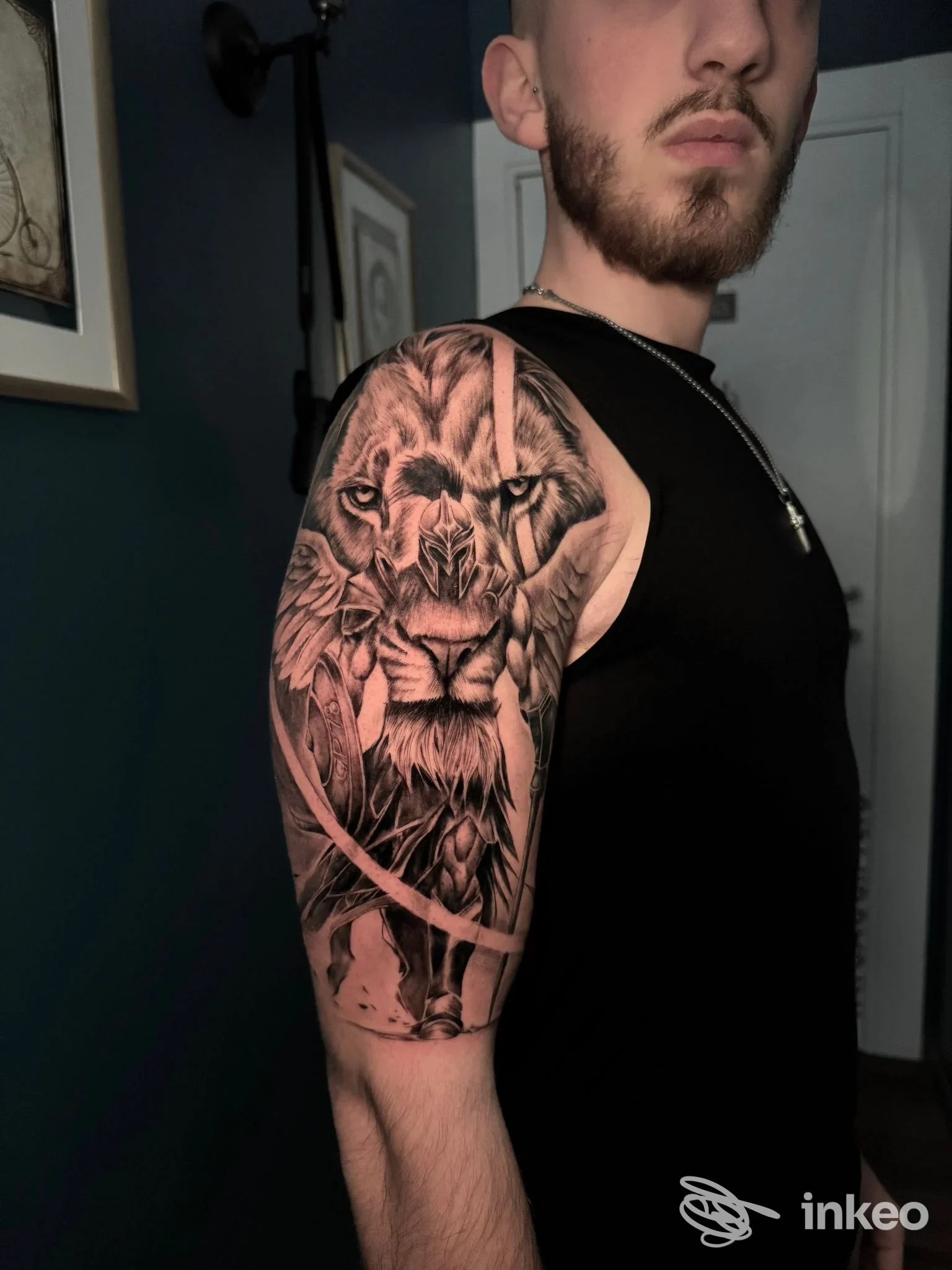 Tatuaggio realistico in bianco e nero a forma di testa di leone sulla spalla e bicipite, foto scattata per Tatuaggificio di Saverio Damiani, Bari.