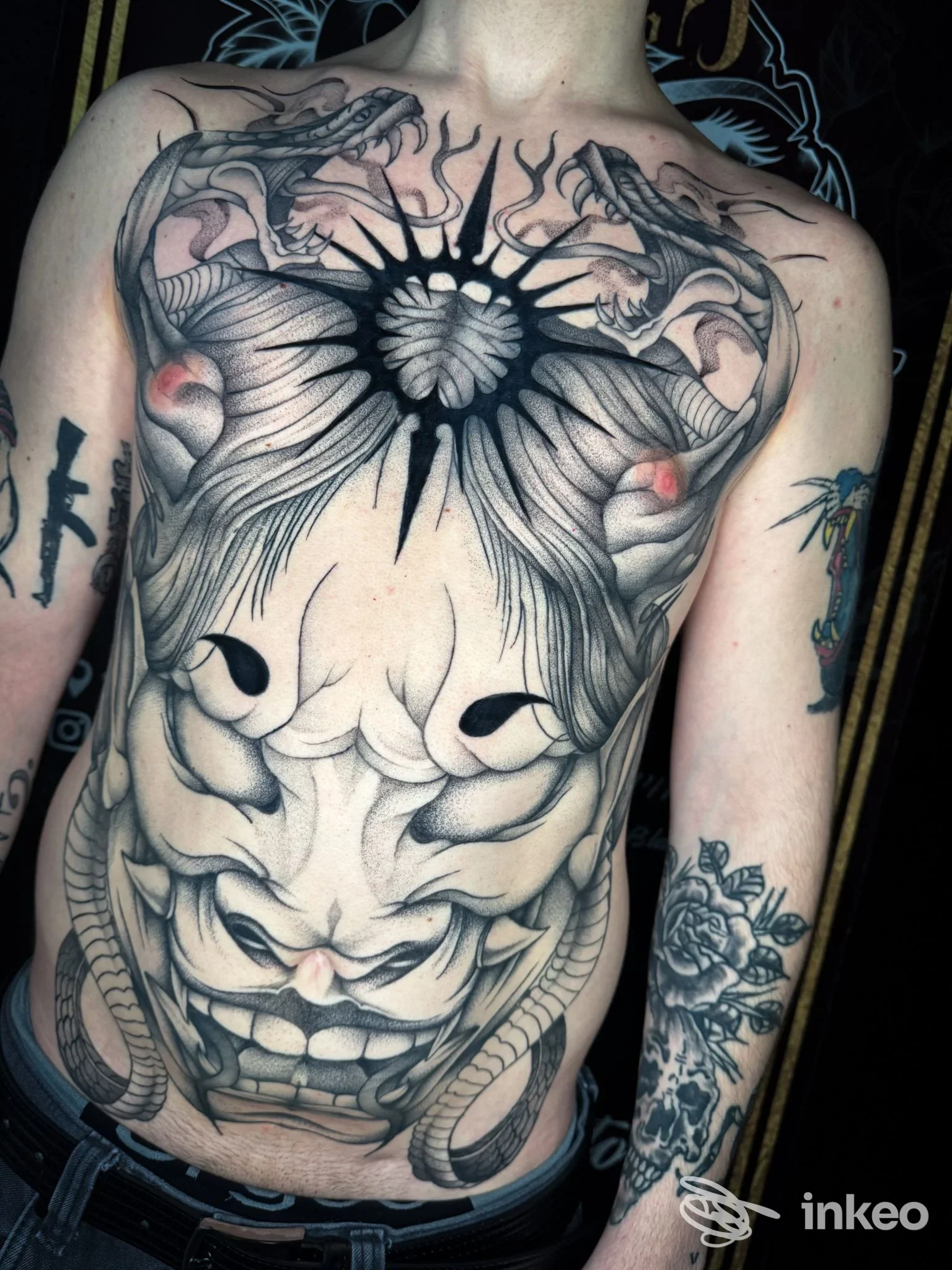 Ampio tatuaggio toracico e addominale in bianco e nero su persona realizzato da The Black Tattoo, Putignano.
