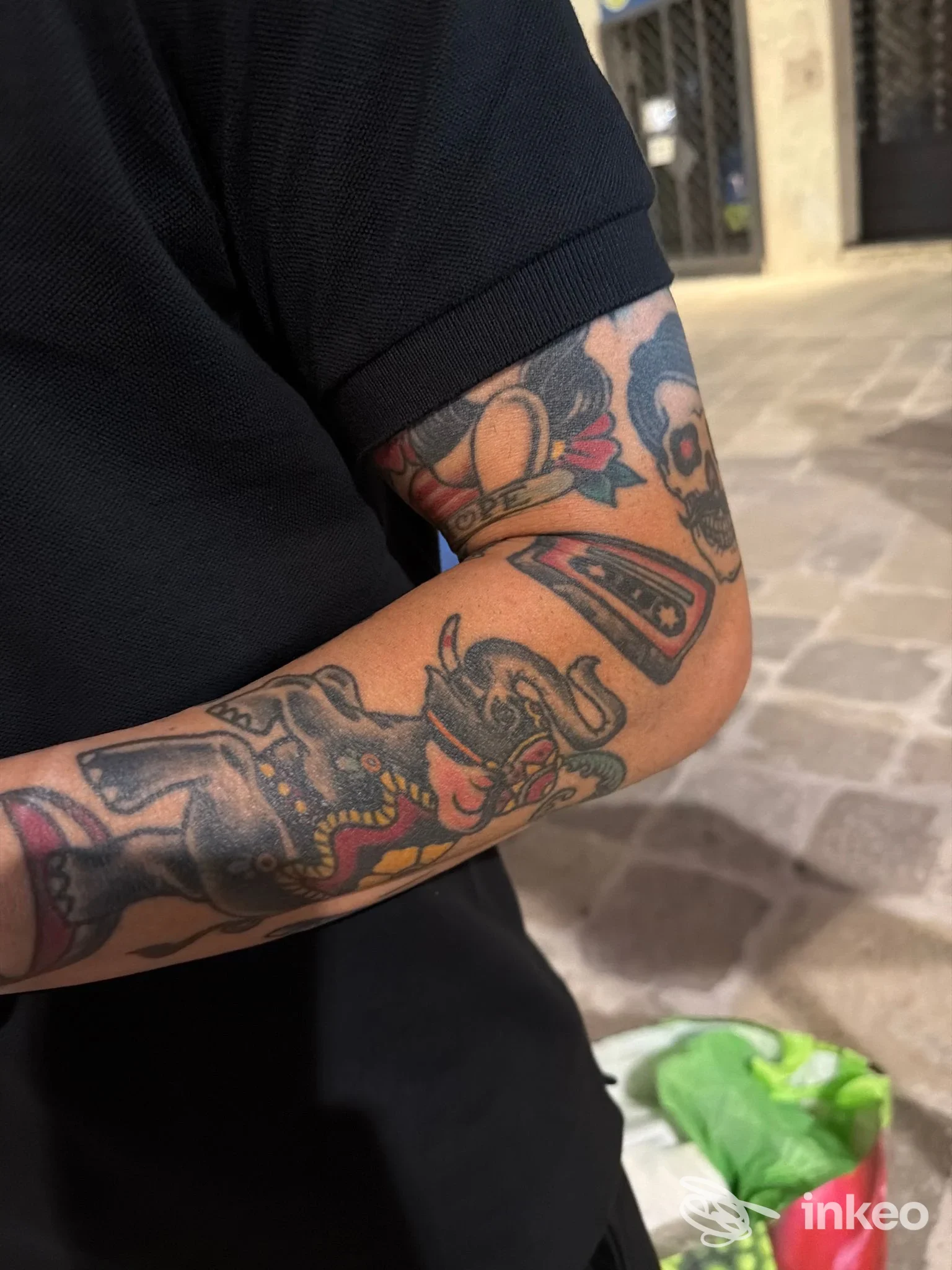 Dettaglio di tatuaggi colorati sull'avambraccio, foto fornita da Tiger rider tattoo downtown a Lecce.