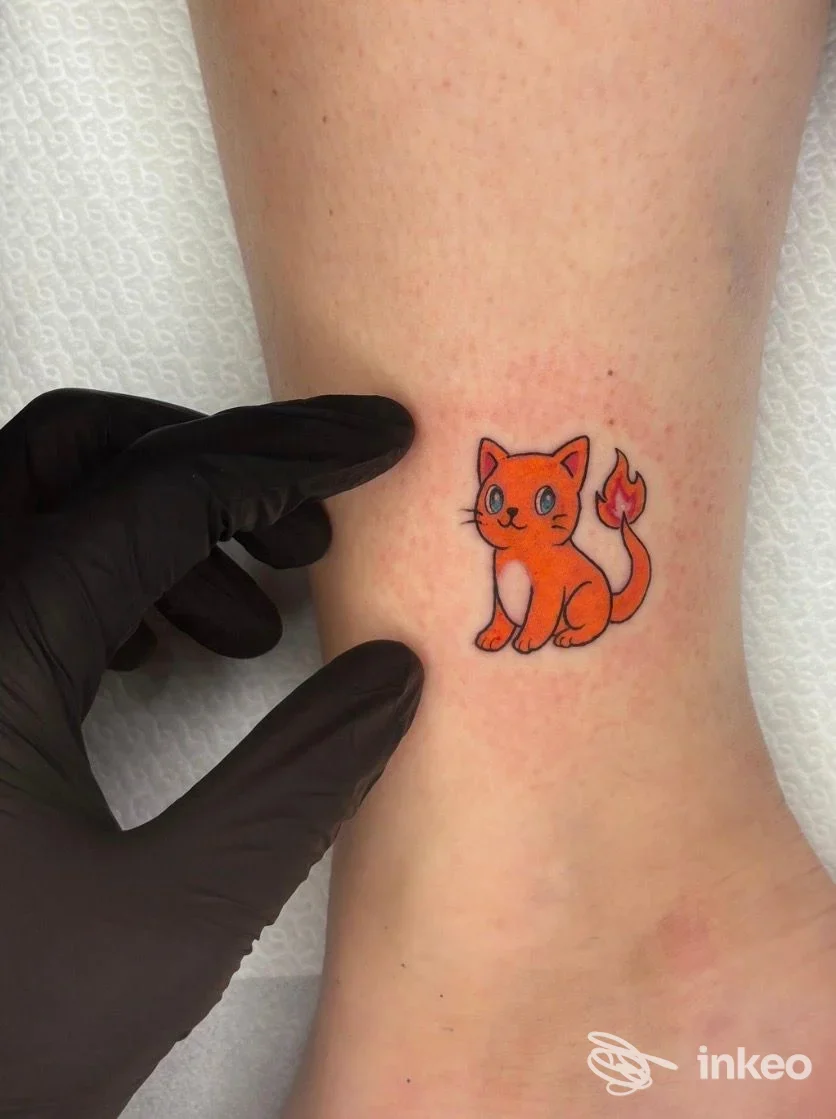 Piccolo tatuaggio di un gatto arancione sulla caviglia, foto dettagliata scattata nello studio Tiger rider tattoo downtown a Lecce.