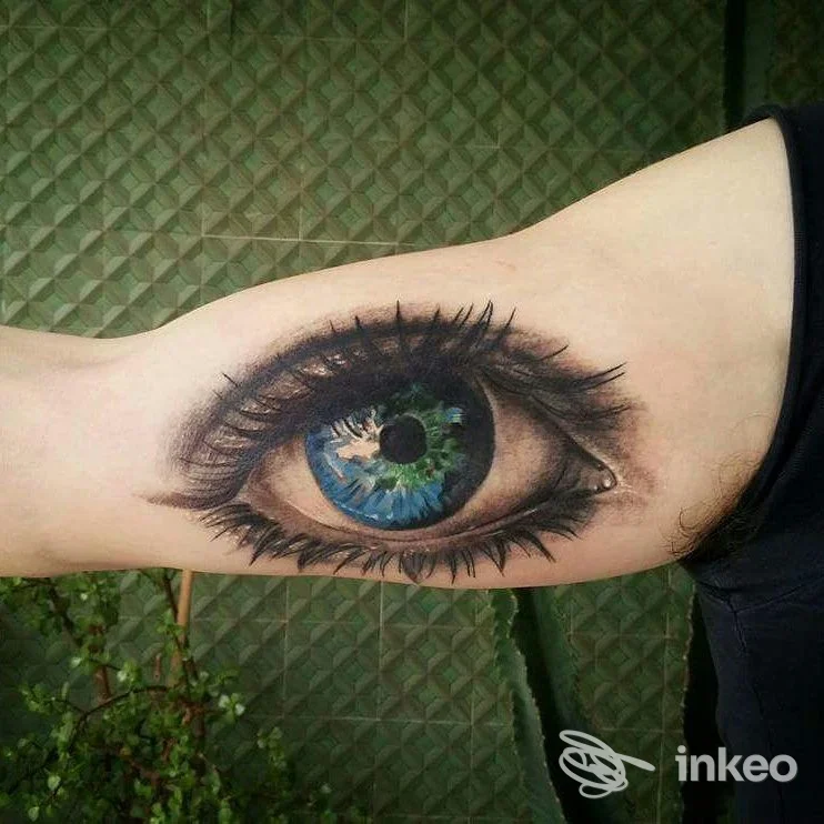 Tatuaggio realistico di un occhio colorato sull'interno del braccio, foto fornita da Unbroken Tattoo Bari, Bari.