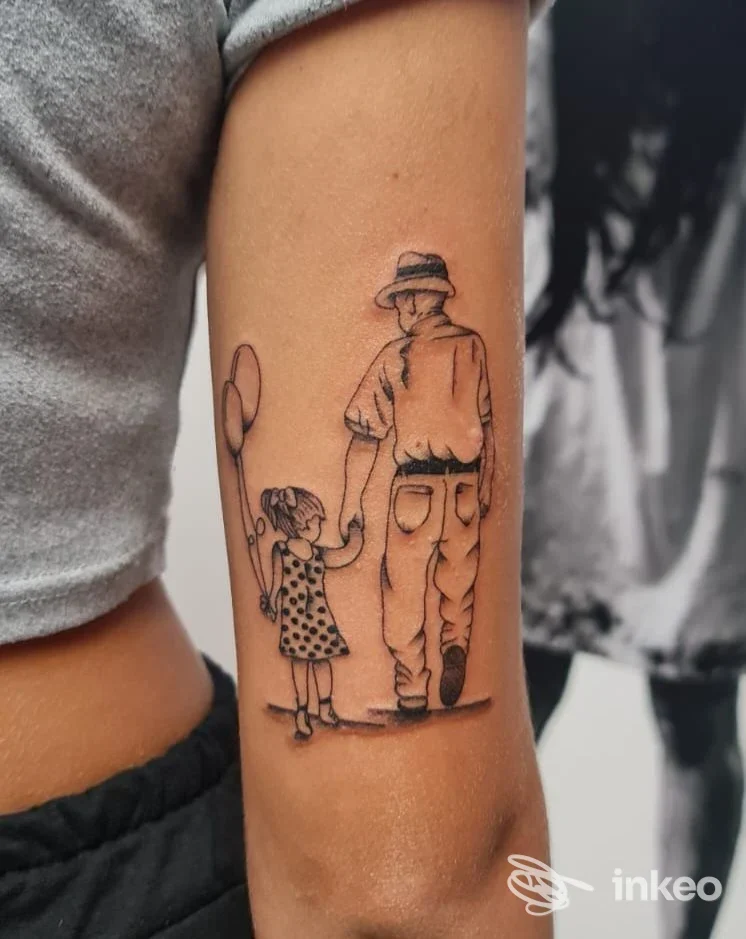 Tatuaggio su braccio con uomo anziano che tiene la mano a una bambina, TATTOO MADE IN CLA È PIERCING, Grottaglie.