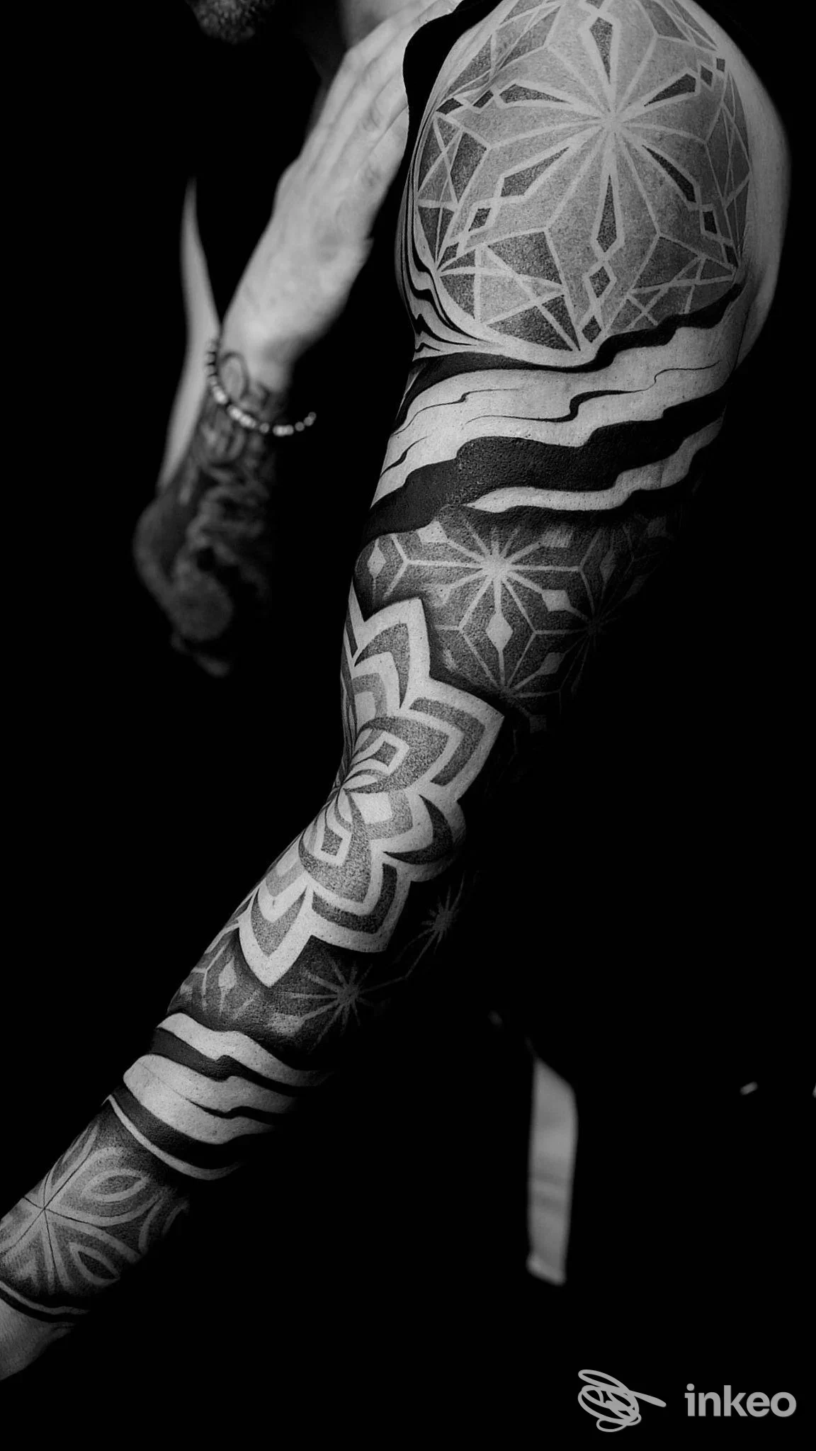 Manica geometrica in bianco e nero su braccio e spalla, foto di Vegvisir Tattoo Studio a Ruvo di Puglia.