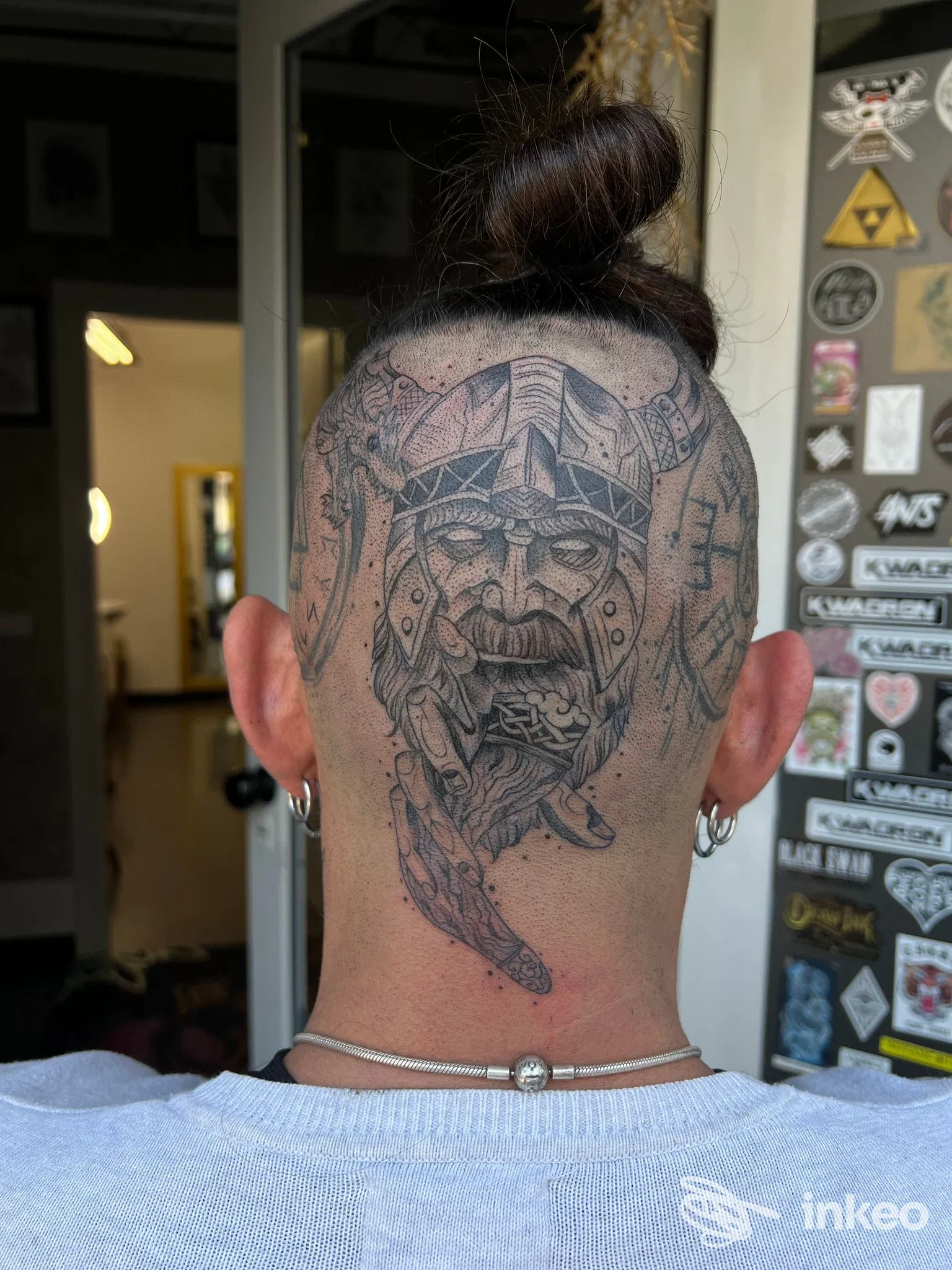 Scatto posteriore della nuca tatuata con un grande vichingo stilizzato; lavoro su pelle reale eseguito da Vegvisir Tattoo Studio, Ruvo di Puglia.