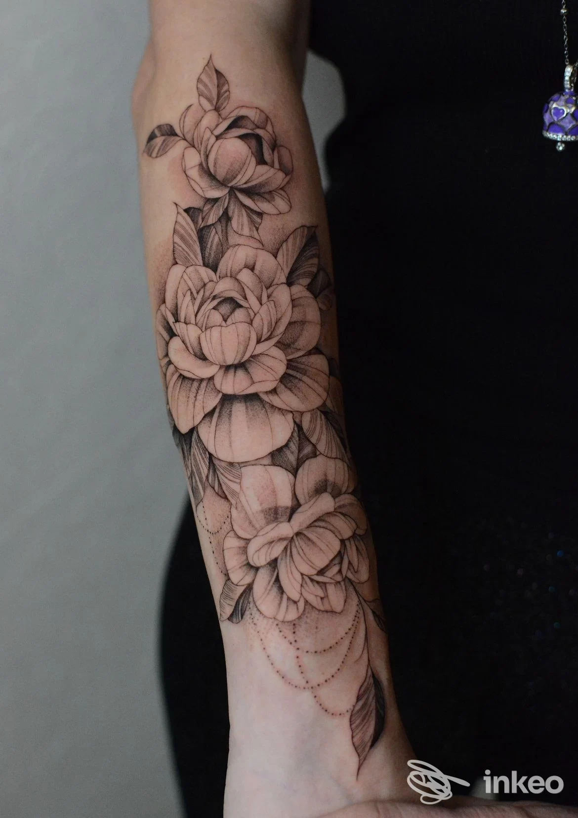 Tatuaggio floreale in bianco e nero sull'avambraccio, lavoro di Tendenze Tattoo a Veglie.
