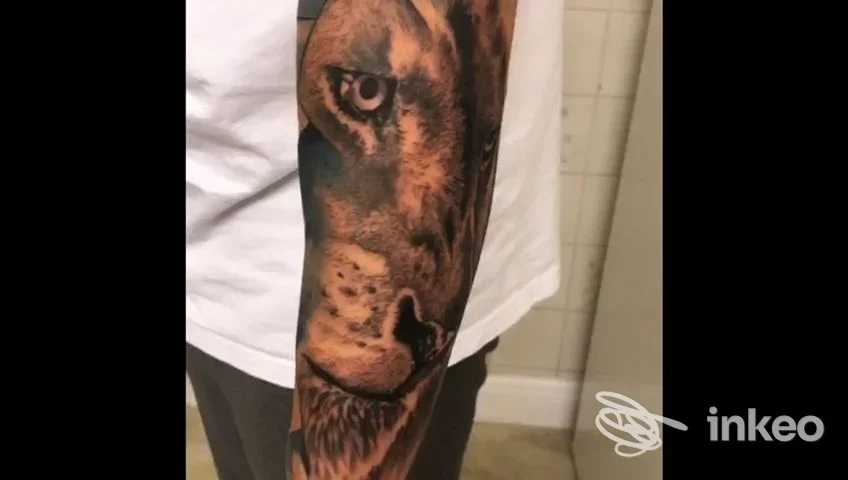 Avambraccio con tatuaggio realistico di un volto di leone, foto fornita da Tendenze Tattoo a Veglie.