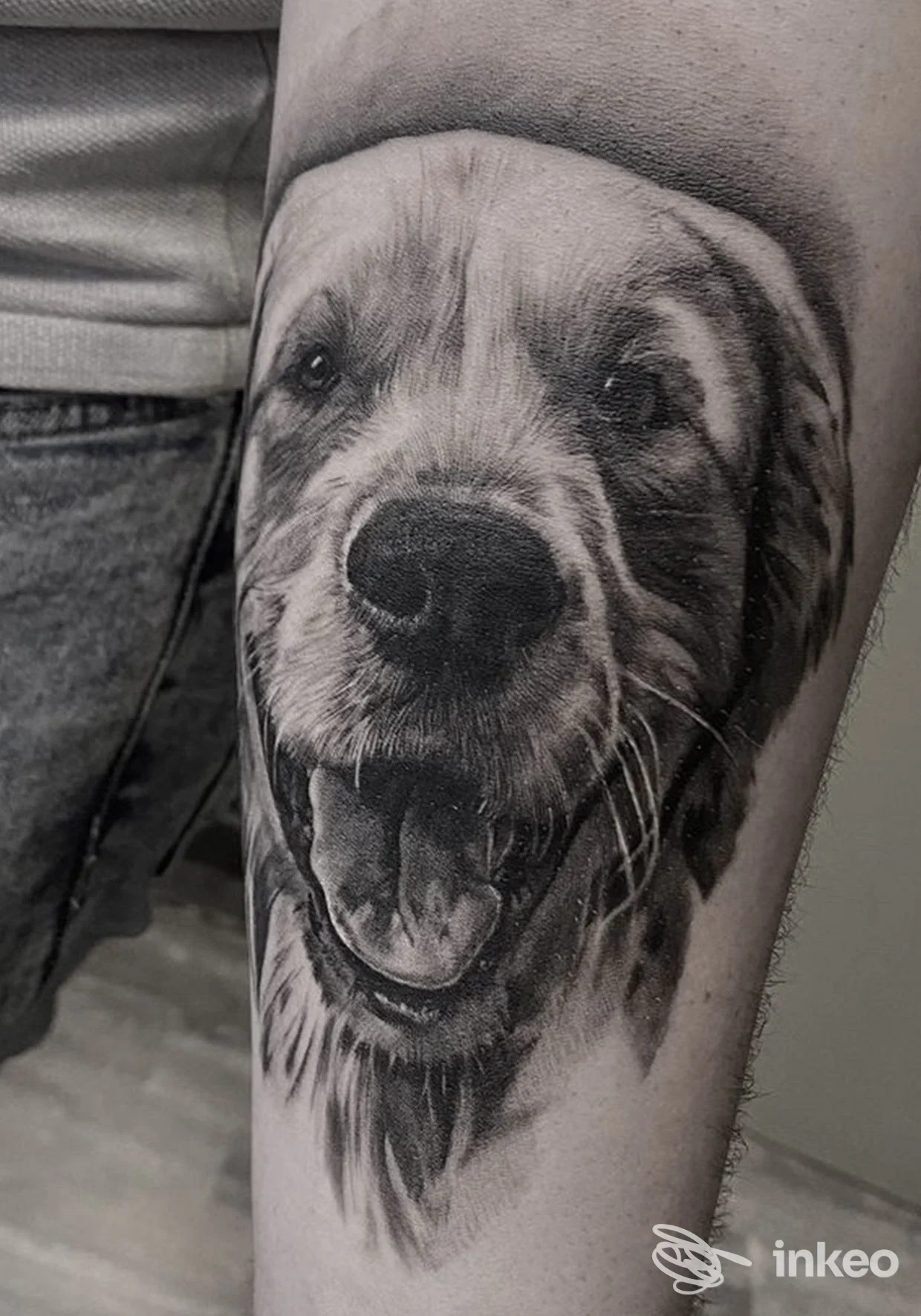 Tatuaggio realistico in bianco e nero del volto di un cane sull'avambraccio, realizzato da Will Tattoo 1st a Bari.
