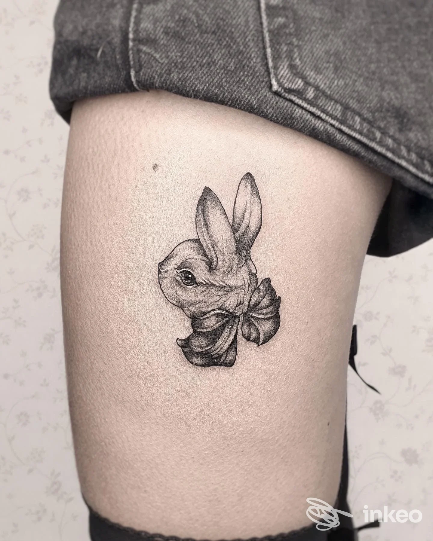 Tattoo realistico di un coniglio su pelle, visibile sulla coscia, realizzato dallo studio Folklore Tattoo Atelier.
