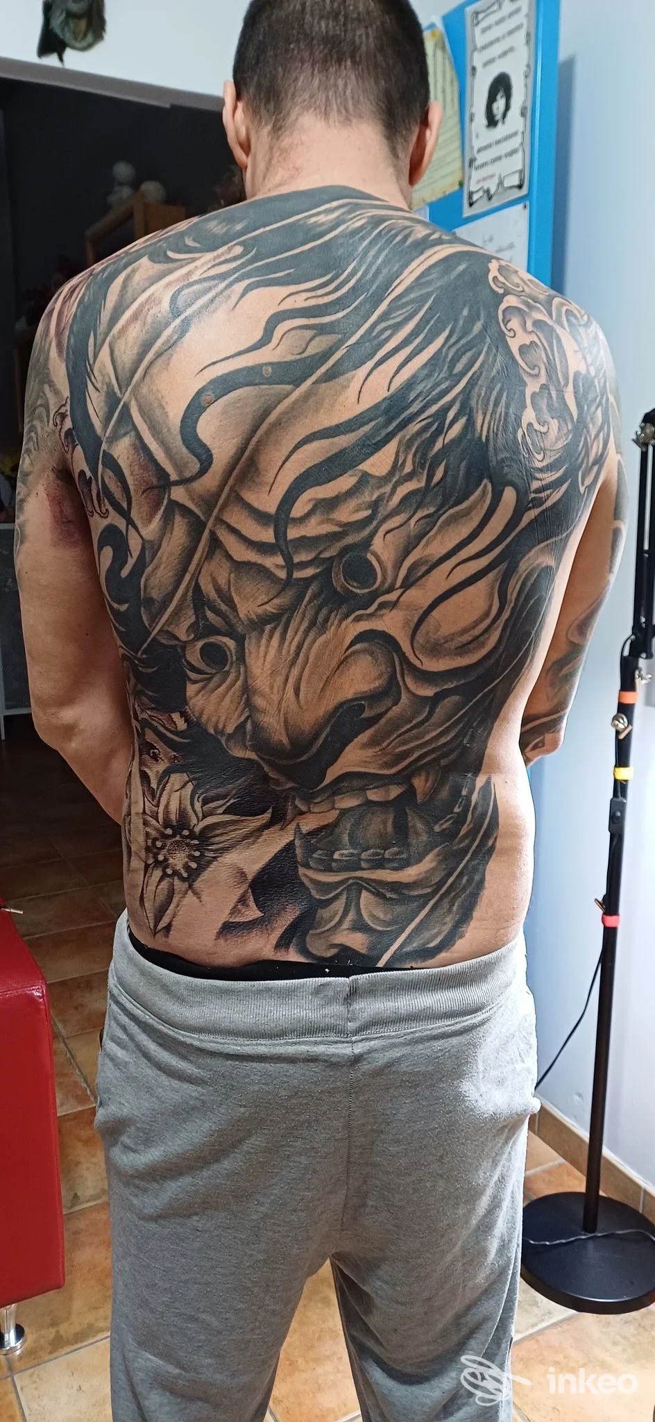 Grande tatuaggio sulla schiena di un cliente realizzato da maspeltattoostudio a Copertino, vista posteriore della schiena completa.