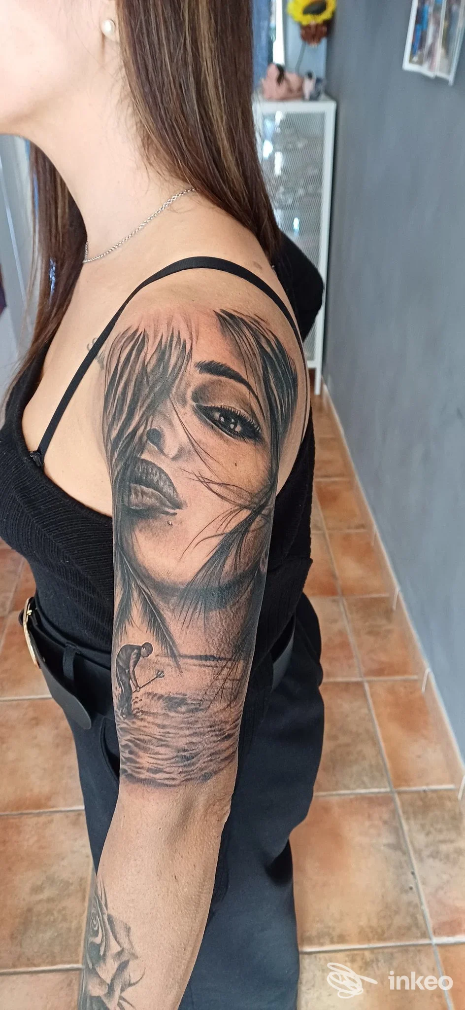 Tatuaggio realistico a mezza manica su spalla e braccio con volto femminile, foto per maspeltattoostudio a Copertino.