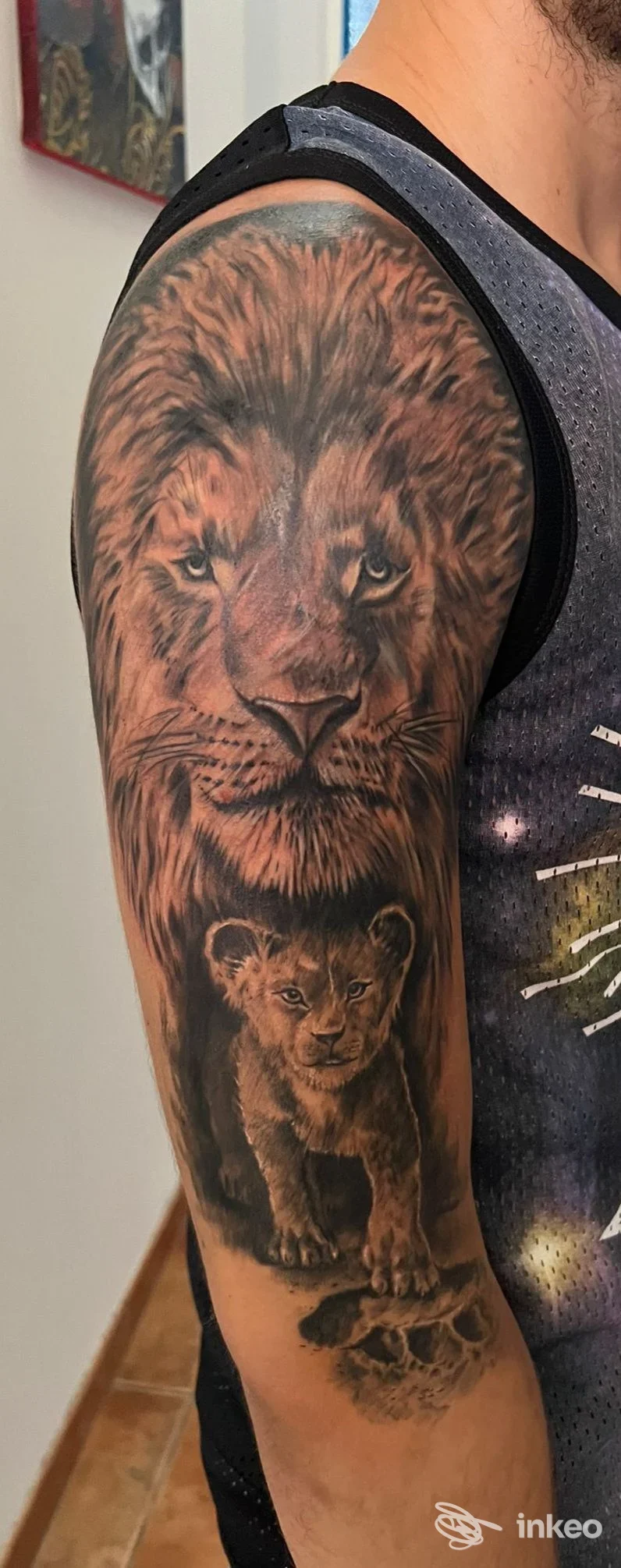 Tatuaggio realistico di un leone e un cucciolo sull'omero destro, fotografia del lavoro eseguito da maspeltattoostudio a Copertino.