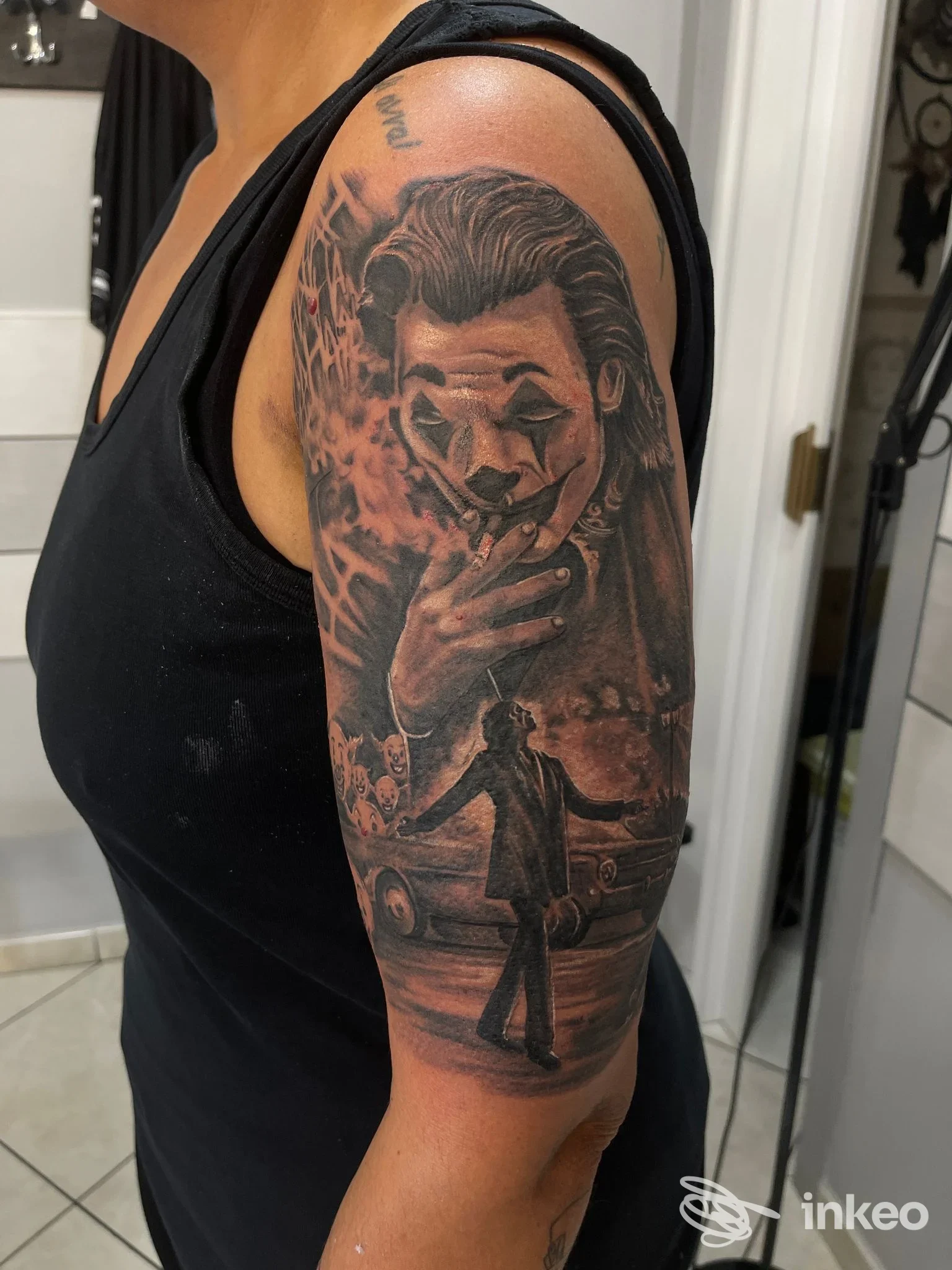 Tatuaggio realistico black & grey sul braccio superiore, foto scattata presso THE WOLF Tattoo&piercing STUDIO, San Giovanni Rotondo.
