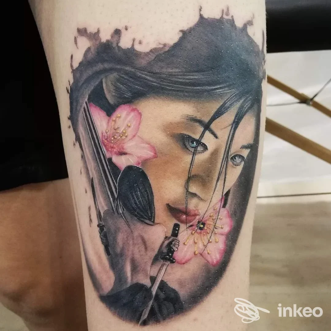 Tatuaggio realistico ritratto femminile con fiori rosa sul polpaccio, Alchimia tattoo e arte di Pietro Parisi, Ginosa.