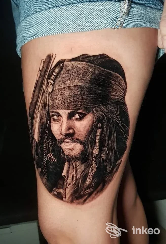 Grande tatuaggio realistico in bianco e nero su coscia, ritratto dettagliato eseguito da Alchimia Tattoo e Arte di Pietro Parisi a Ginosa.