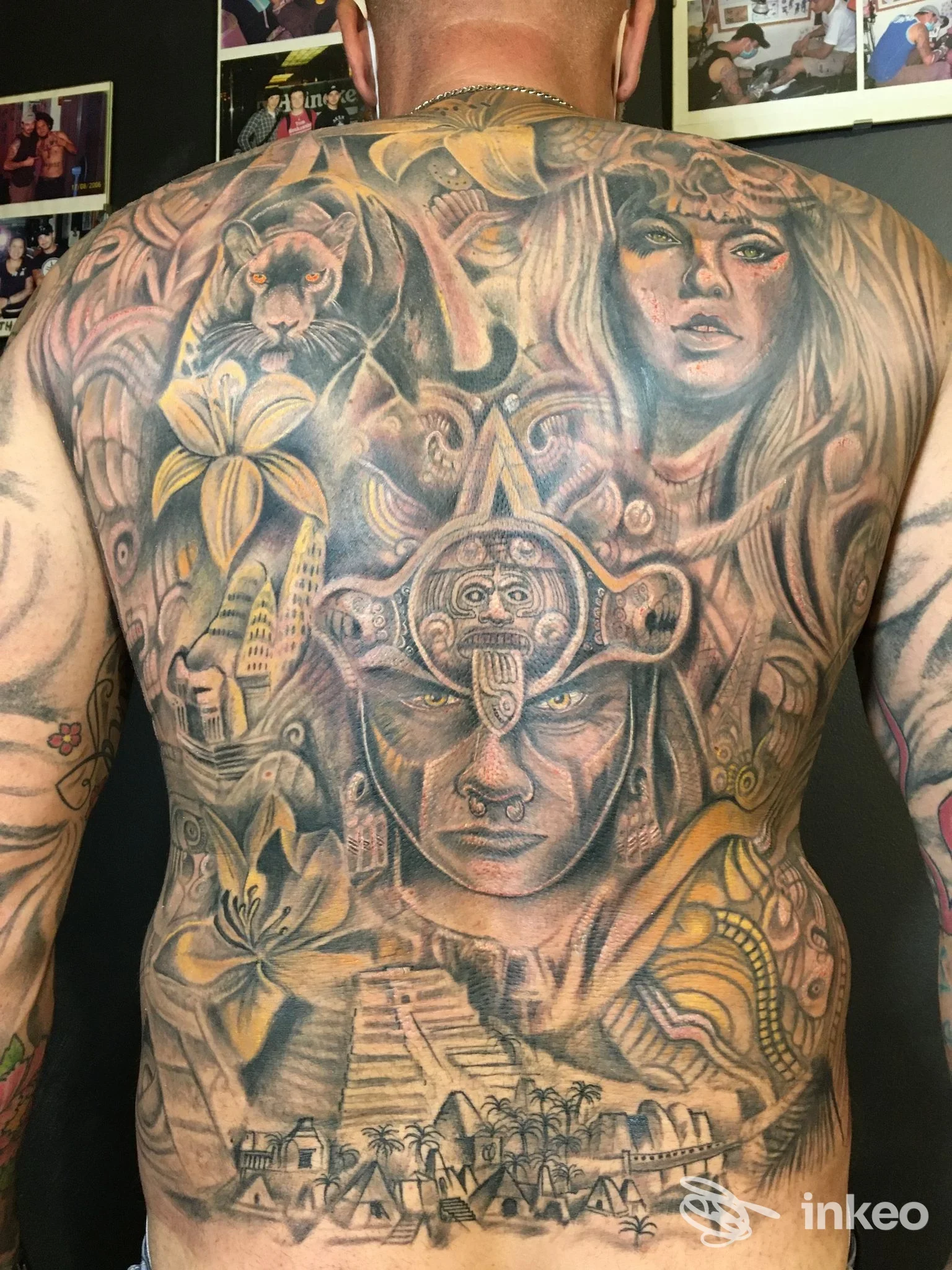 Grande tatuaggio su tutta la schiena con figure, fiori e una piramide, Alex Tattoo, Lecce.