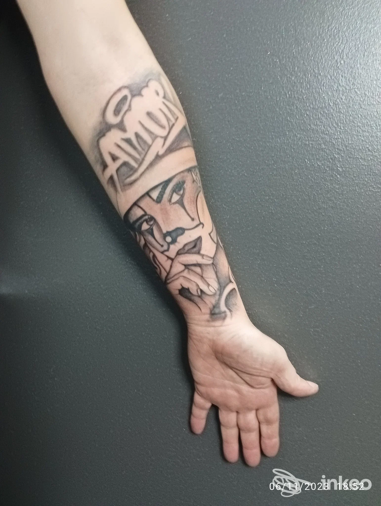 Tatuaggio black & grey raffigurante un ritratto e lettering sull'avambraccio, Alex Tattoo, Taranto.