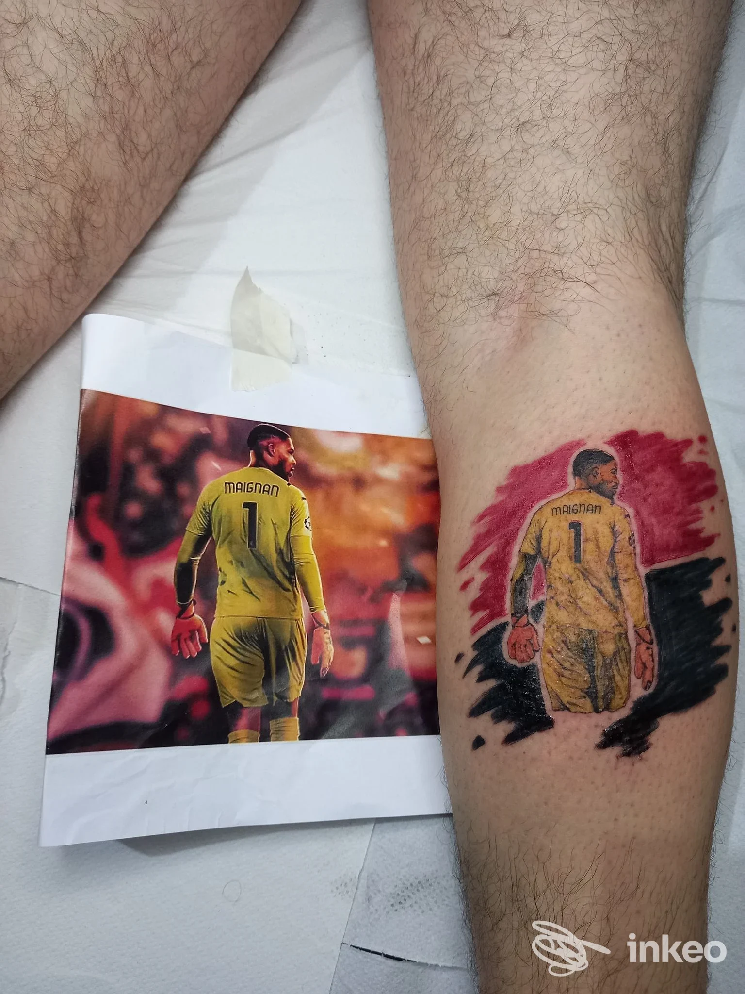 Tatuaggio realistico su polpaccio che riproduce un portiere visto di schiena; lavoro eseguito presso Alex Tattoo a Taranto.