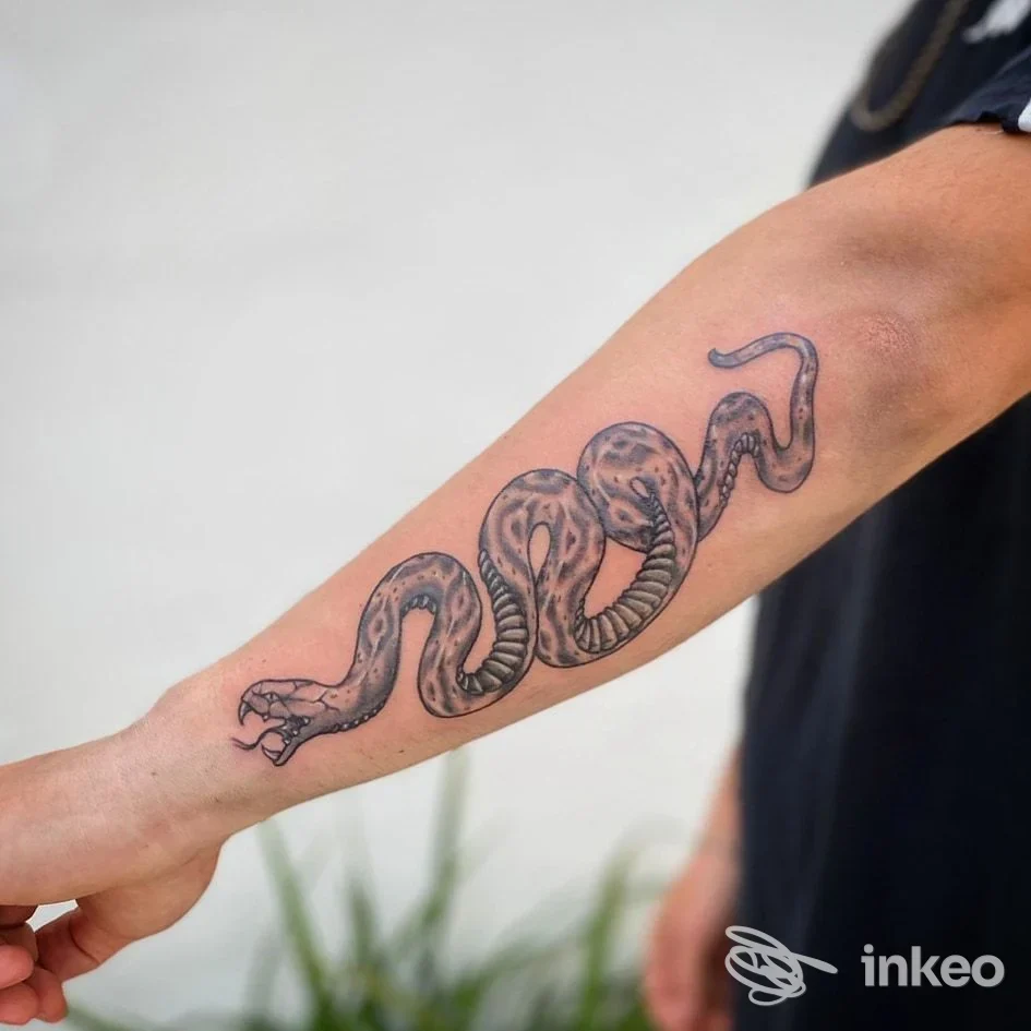 Avambraccio tatuato con serpente stilizzato, foto studio Body and Soul Tattoo, Alezio.
