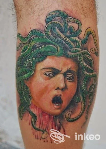 Tatuaggio di una Medusa decapitata sul polpaccio, lavoro di Sakura Tattoo Studio, Casarano.