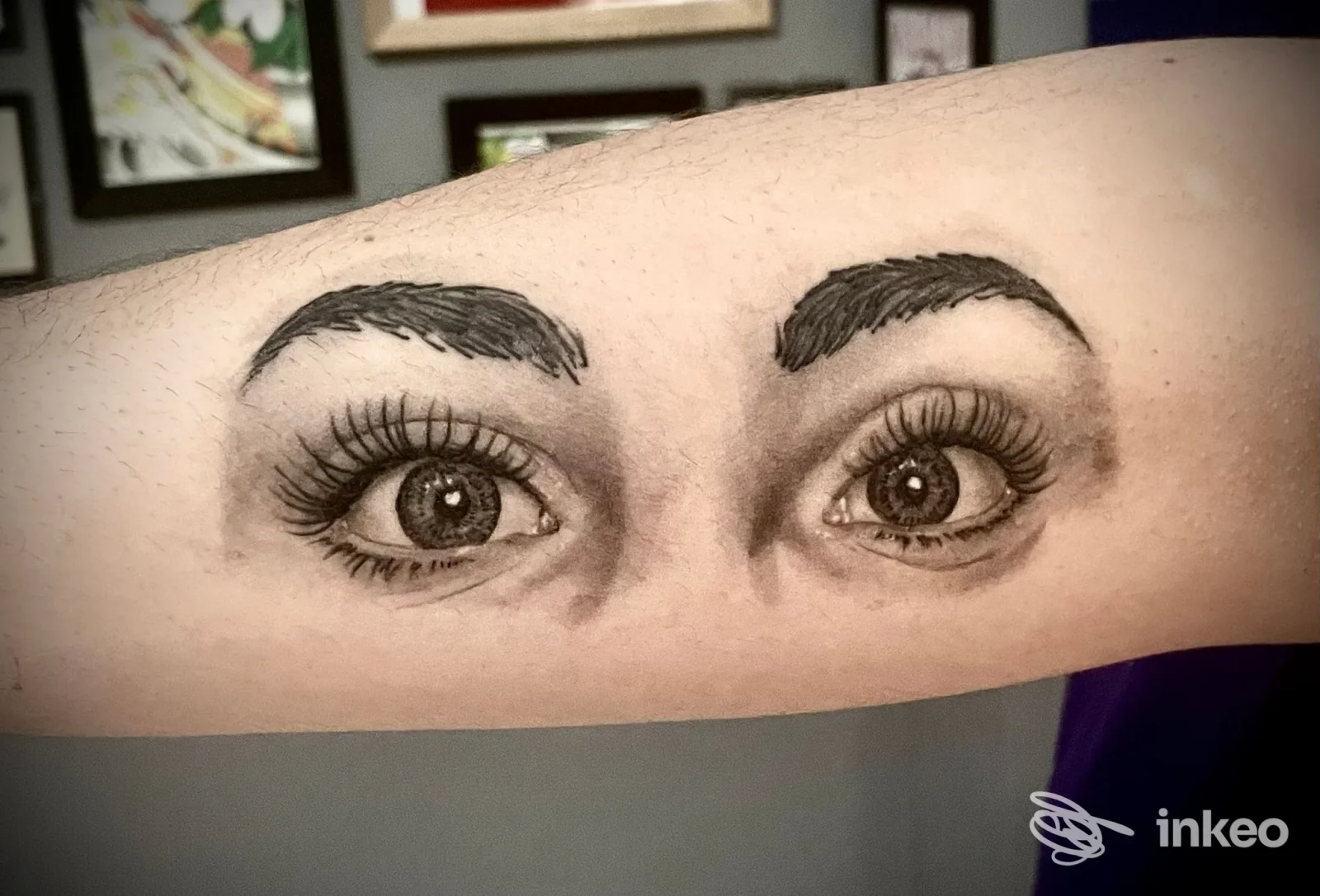 Tatuaggio realistico di due occhi con sopracciglia sull'avambraccio, Sakura Tattoo Studio, Casarano (Lecce).