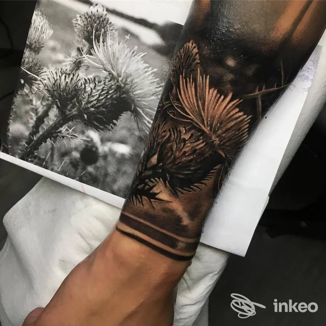 Tatuaggio floreale realistico sull'avambraccio di un cliente, American Made Tattoo, Torre A Mare.