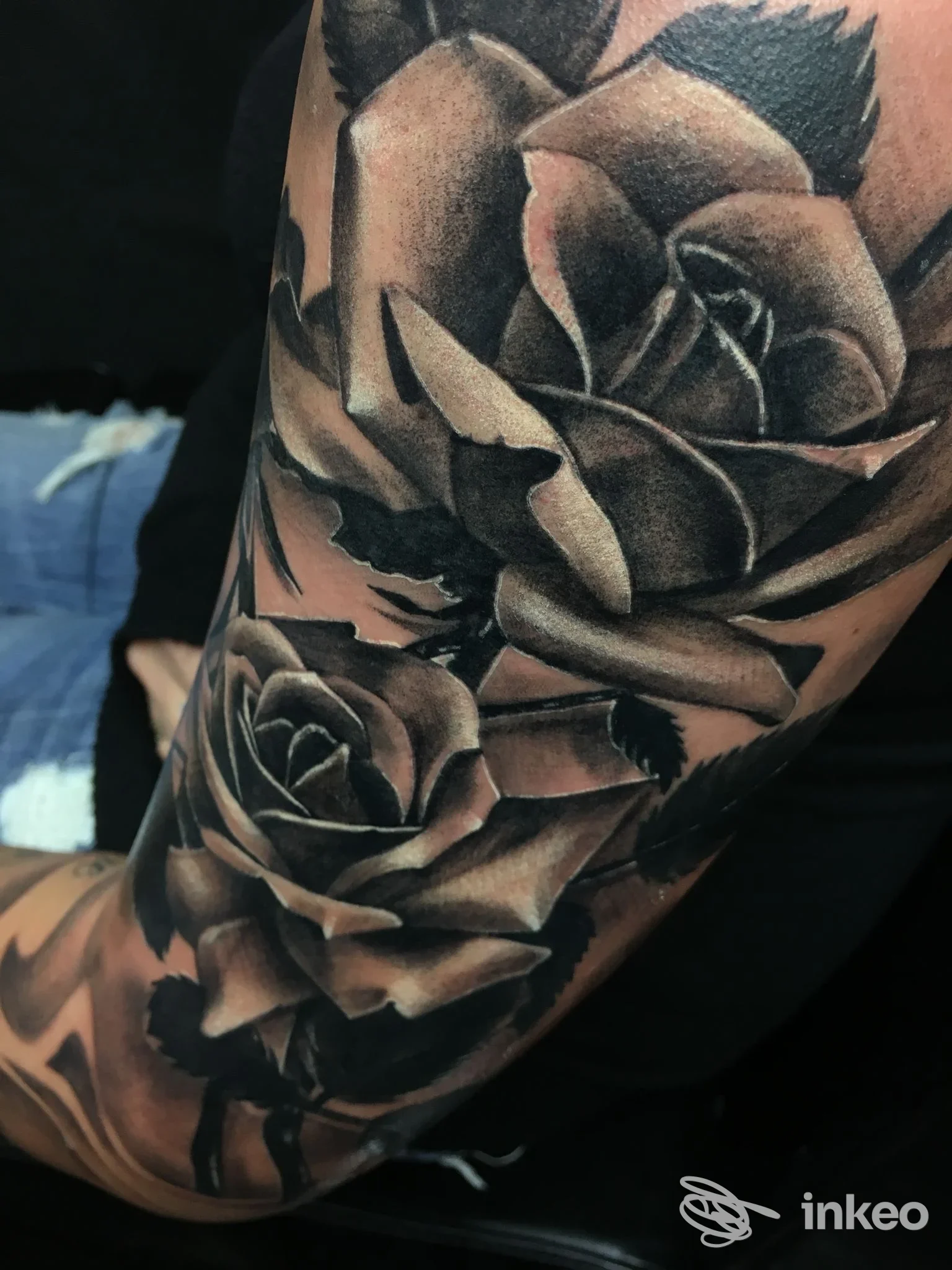 Tatuaggio black and grey con grandi rose sull'avambraccio, foto inviata da AMERICAN MADE TATTOO di Michael Mazzone a Torre A Mare.