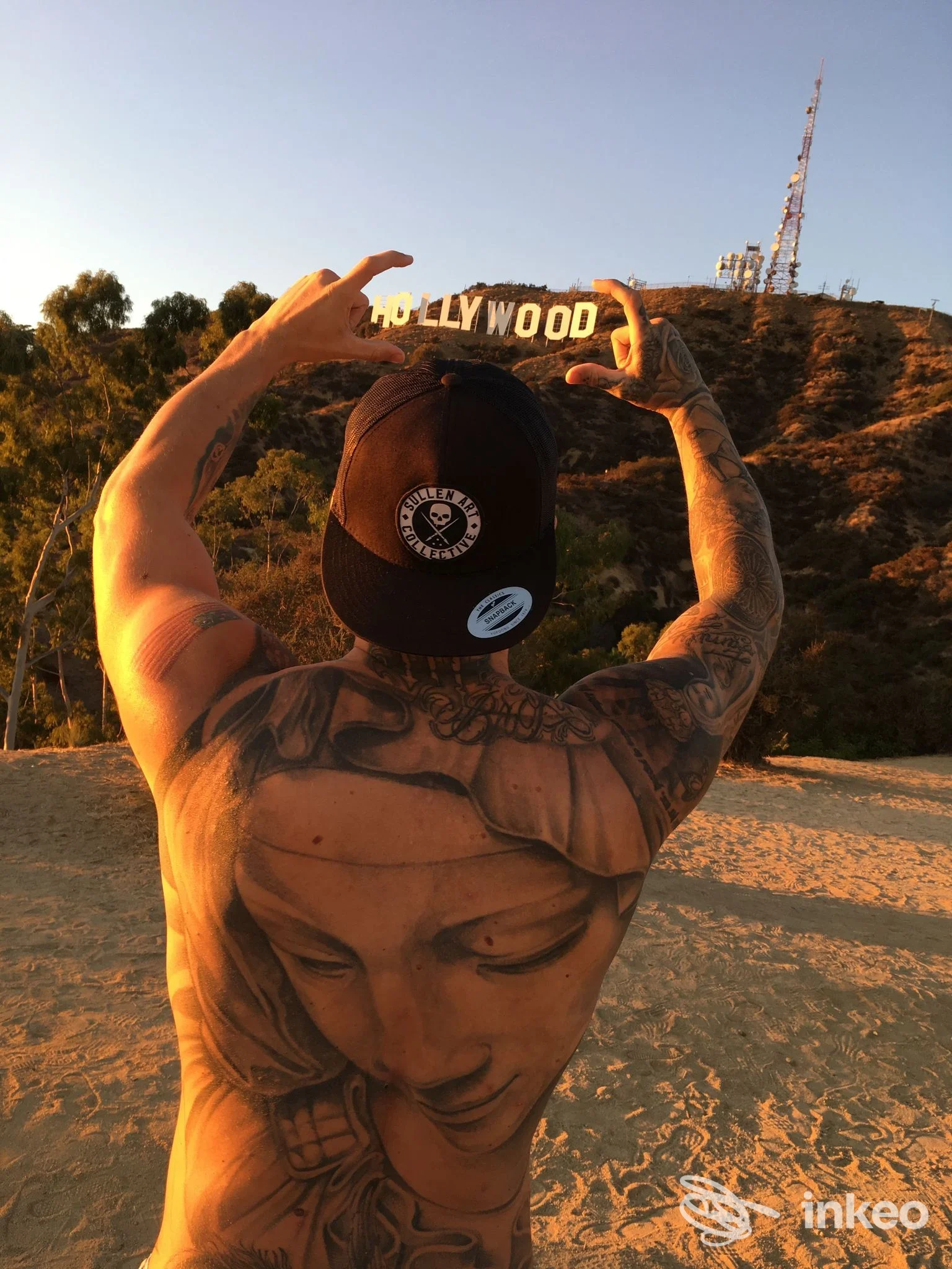 Grande tatuaggio raffigurante un volto sulla schiena di un uomo, fotografia per AMERICAN MADE TATTOO, Torre A Mare.