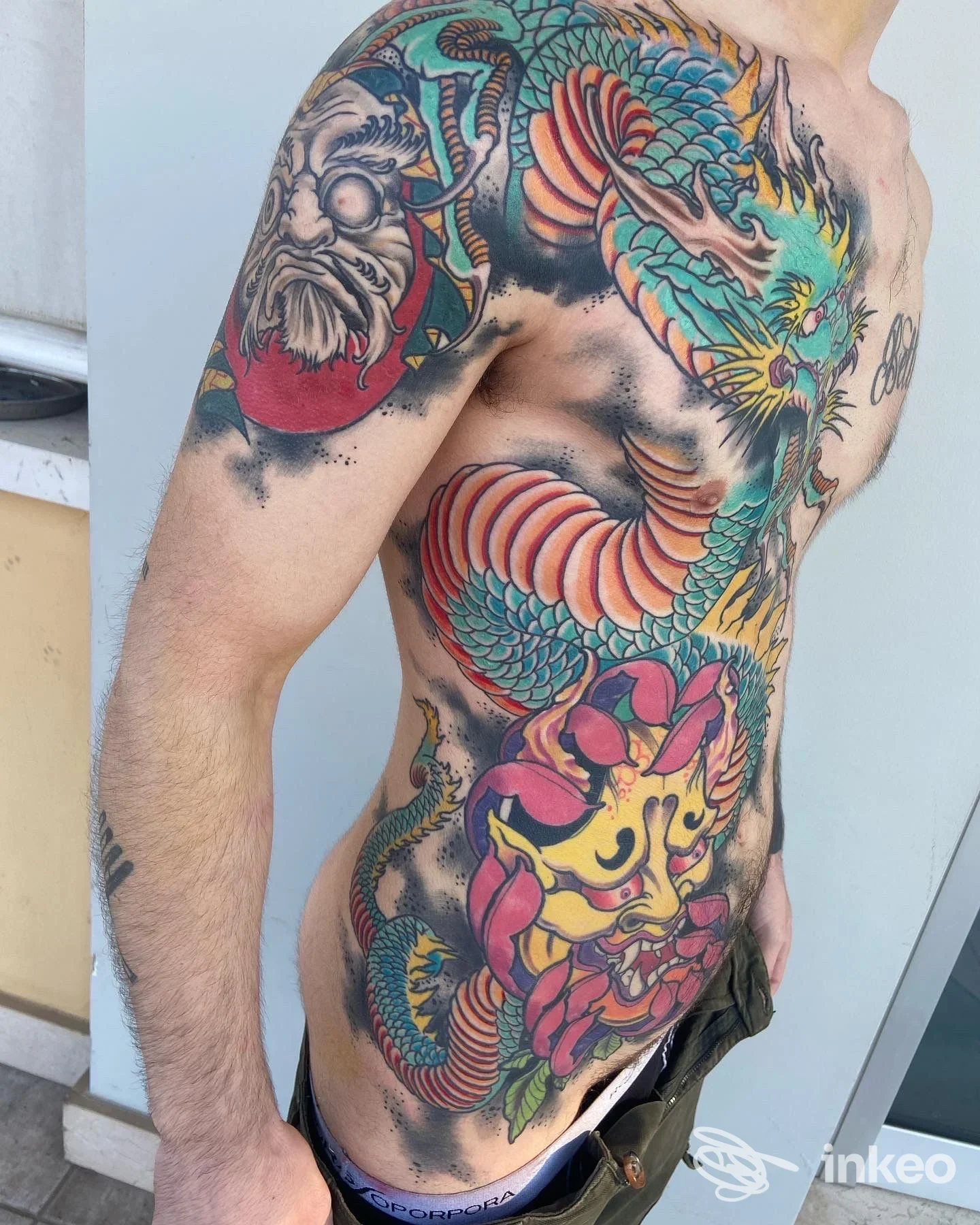 Ampio tatuaggio giapponese su petto, fianco e braccio, fotografia inviata da ANANDA INK Tattoo e Piercing a San Nicandro Garganico.