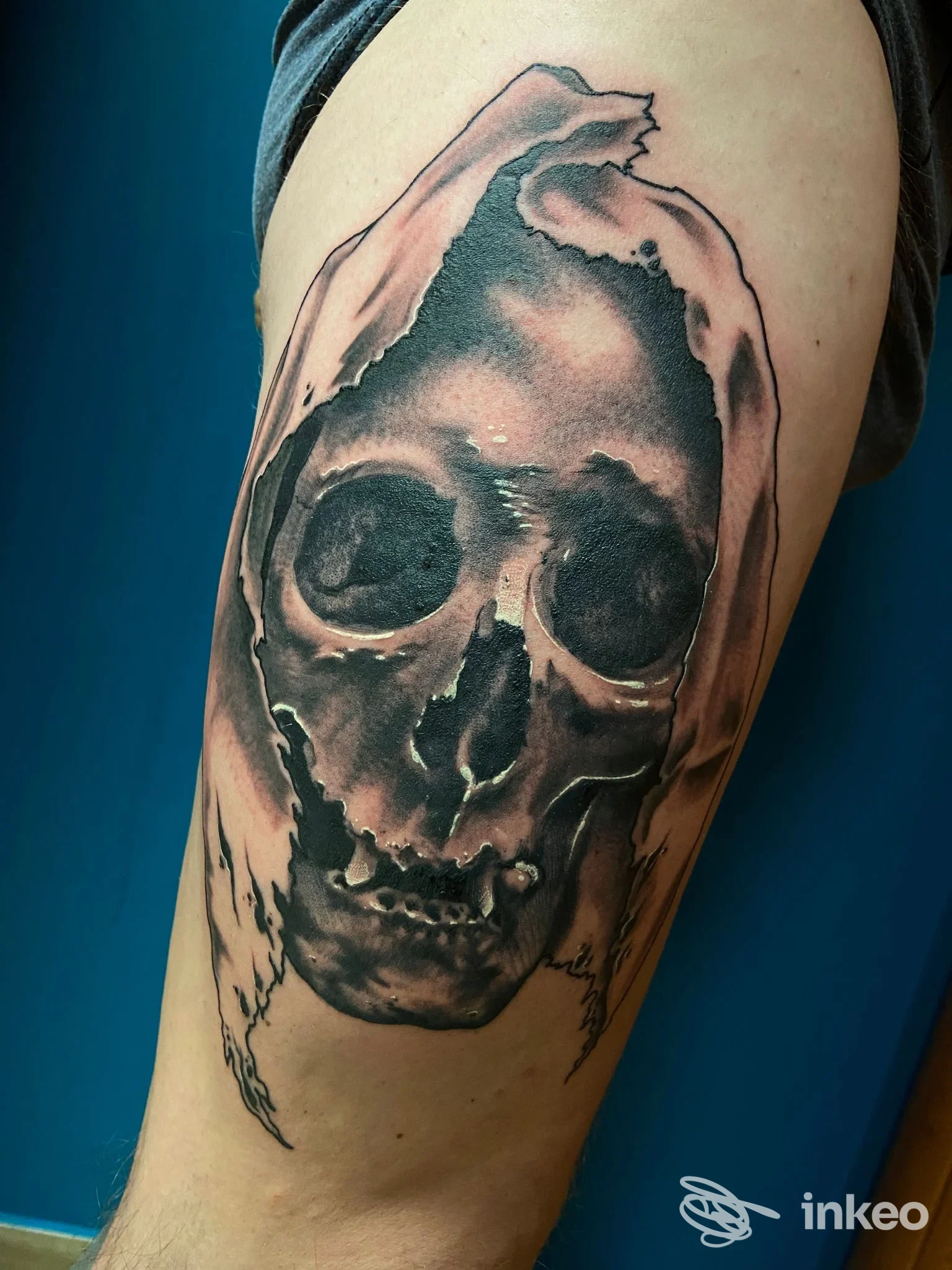 Grande tatuaggio realistico in bianco e nero di un teschio su coscia, ANANDA INK Tattoo e Piercing, San Nicandro Garganico.