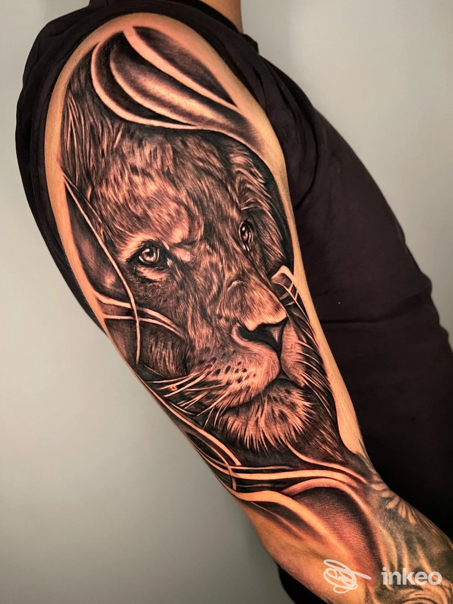 Tatuaggio realistico a mezzamanica con testa di leone su avambraccio, Black Blood Tattoo & Barber, Casarano.