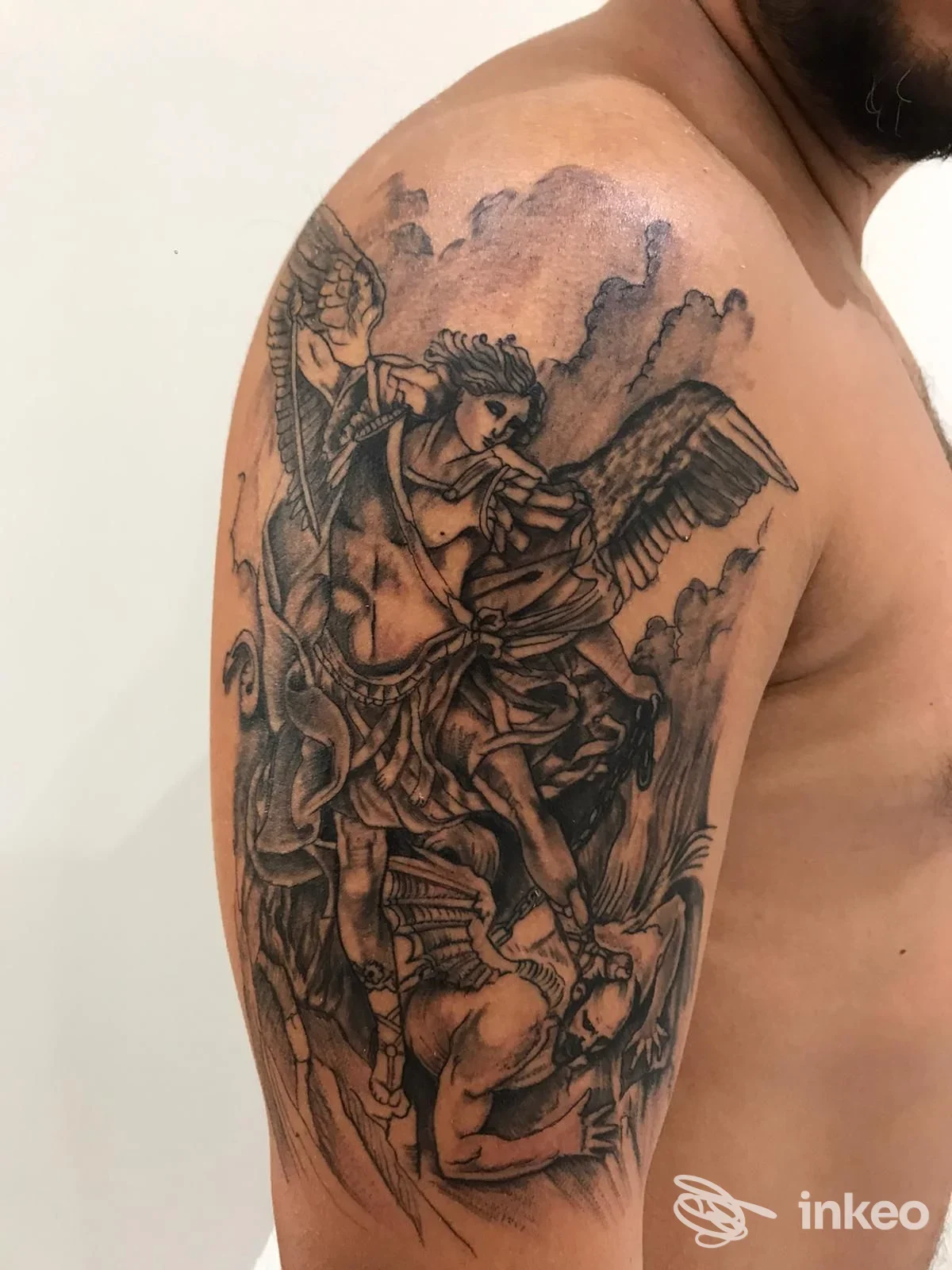 Tatuaggio black-and-grey raffigurante figure angeliche sulla spalla/parte superiore del braccio, realizzato presso wildcattattoo, Palo del Colle.