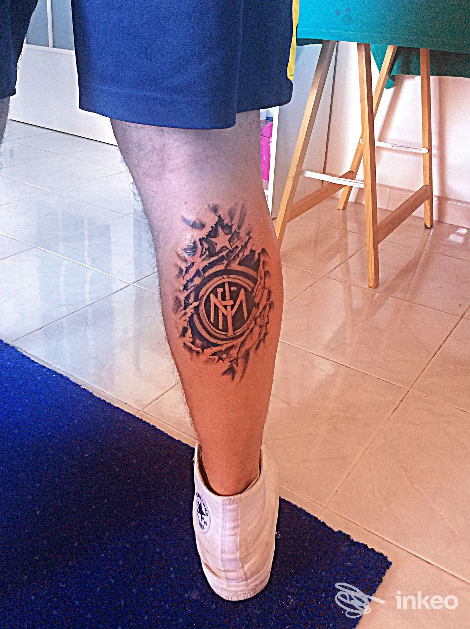 Tatuaggio nero circolare sul polpaccio destro, fotografia scattata nello studio AreaLoft Tattoo Lab a Martina Franca.