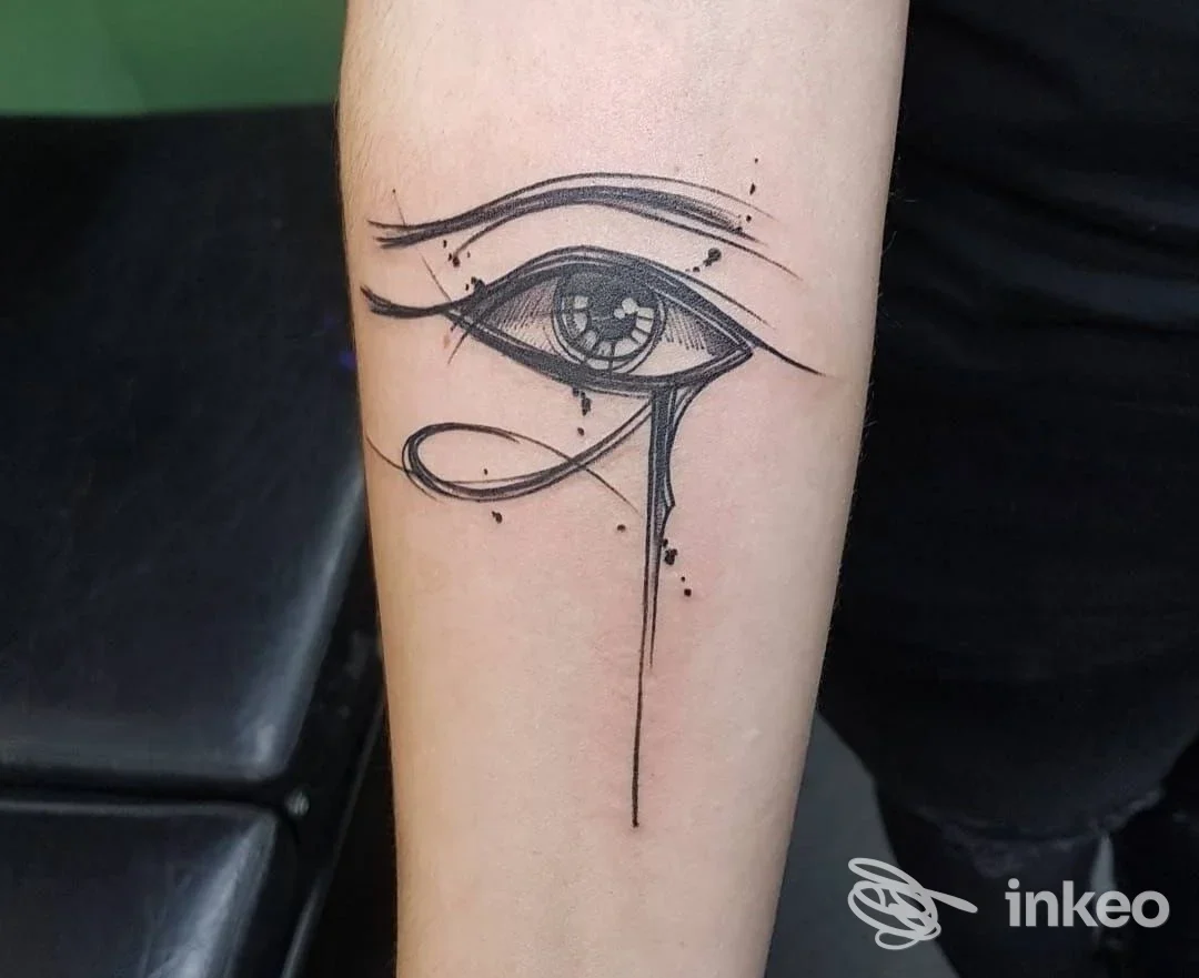 Tatuaggio stilizzato di un occhio con linee sottili sull'avambraccio, realizzato da AreaLoft Tattoo Lab, Martina Franca.