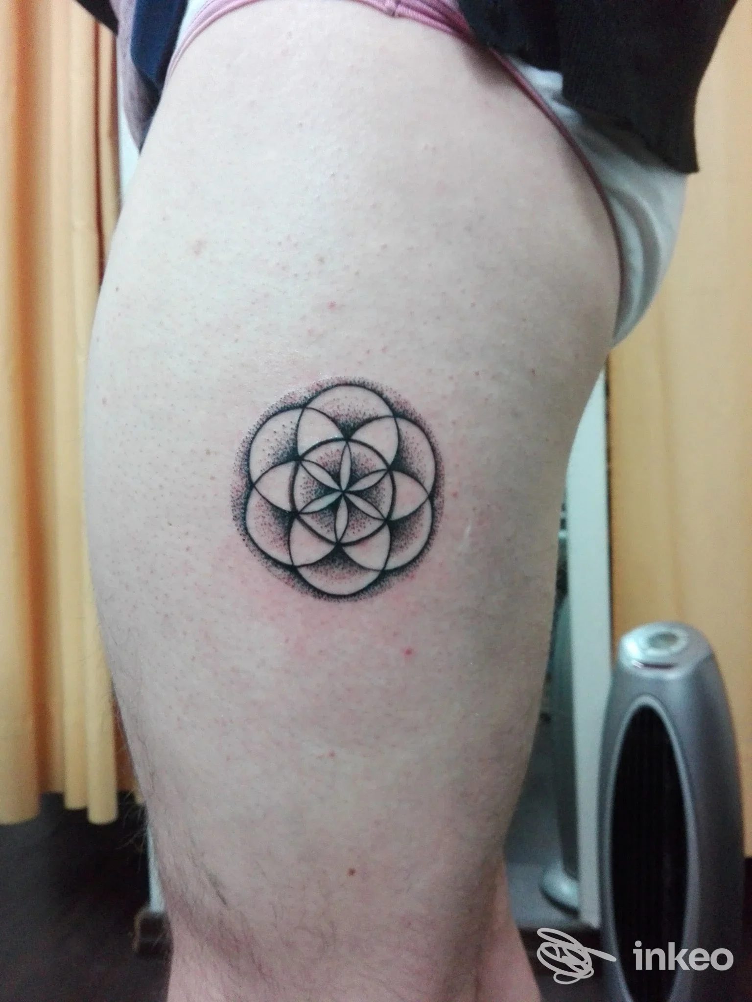 Tatuaggio geometrico a puntinato sulla coscia, foto fornita da AtipikoTattoo a Bari.